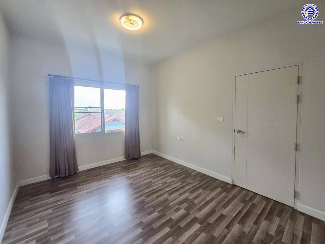 ทาวน์โฮม 3 ชั้นมือสอง โครงการ ซิกเนเจอร์ รามอินทรา109 หลังมุม เนื้อที่ 20.20 ตร.ว. พื้นที่ใช้สอย 141 ตร.ม. ฟังก์ชัน 3 ห้องนอน 3 ห้องน้ำ 2 ที่จอดรถ พร้อมเข้าอยู่ บนทำเลเดินทางสะดวก เชื่อมต่อถนนเลียบคลองสอง ถนนหทัยราษฎร์ ถนนปัญญาอินทรา ใกล้รถไฟฟ้าสายสีชมพู "สถานีบางชัน" และจุดขึ้นทางด่วน "วงแหวนกาญจนาภิเษก"