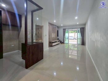 ทาวน์โฮม 3 ชั้นมือสอง โครงการ ซิกเนเจอร์ รามอินทรา109 หลังมุม เนื้อที่ 20.20 ตร.ว. พื้นที่ใช้สอย 141 ตร.ม. ฟังก์ชัน 3 ห้องนอน 3 ห้องน้ำ 2 ที่จอดรถ พร้อมเข้าอยู่ บนทำเลเดินทางสะดวก เชื่อมต่อถนนเลียบคลองสอง ถนนหทัยราษฎร์ ถนนปัญญาอินทรา ใกล้รถไฟฟ้าสายสีชมพู "สถานีบางชัน" และจุดขึ้นทางด่วน "วงแหวนกาญจนาภิเษก"