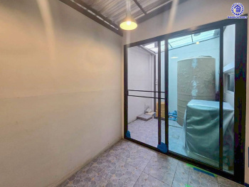 ทาวน์โฮม 3 ชั้นมือสอง โครงการ ซิกเนเจอร์ รามอินทรา109 หลังมุม เนื้อที่ 20.20 ตร.ว. พื้นที่ใช้สอย 141 ตร.ม. ฟังก์ชัน 3 ห้องนอน 3 ห้องน้ำ 2 ที่จอดรถ พร้อมเข้าอยู่ บนทำเลเดินทางสะดวก เชื่อมต่อถนนเลียบคลองสอง ถนนหทัยราษฎร์ ถนนปัญญาอินทรา ใกล้รถไฟฟ้าสายสีชมพู "สถานีบางชัน" และจุดขึ้นทางด่วน "วงแหวนกาญจนาภิเษก"