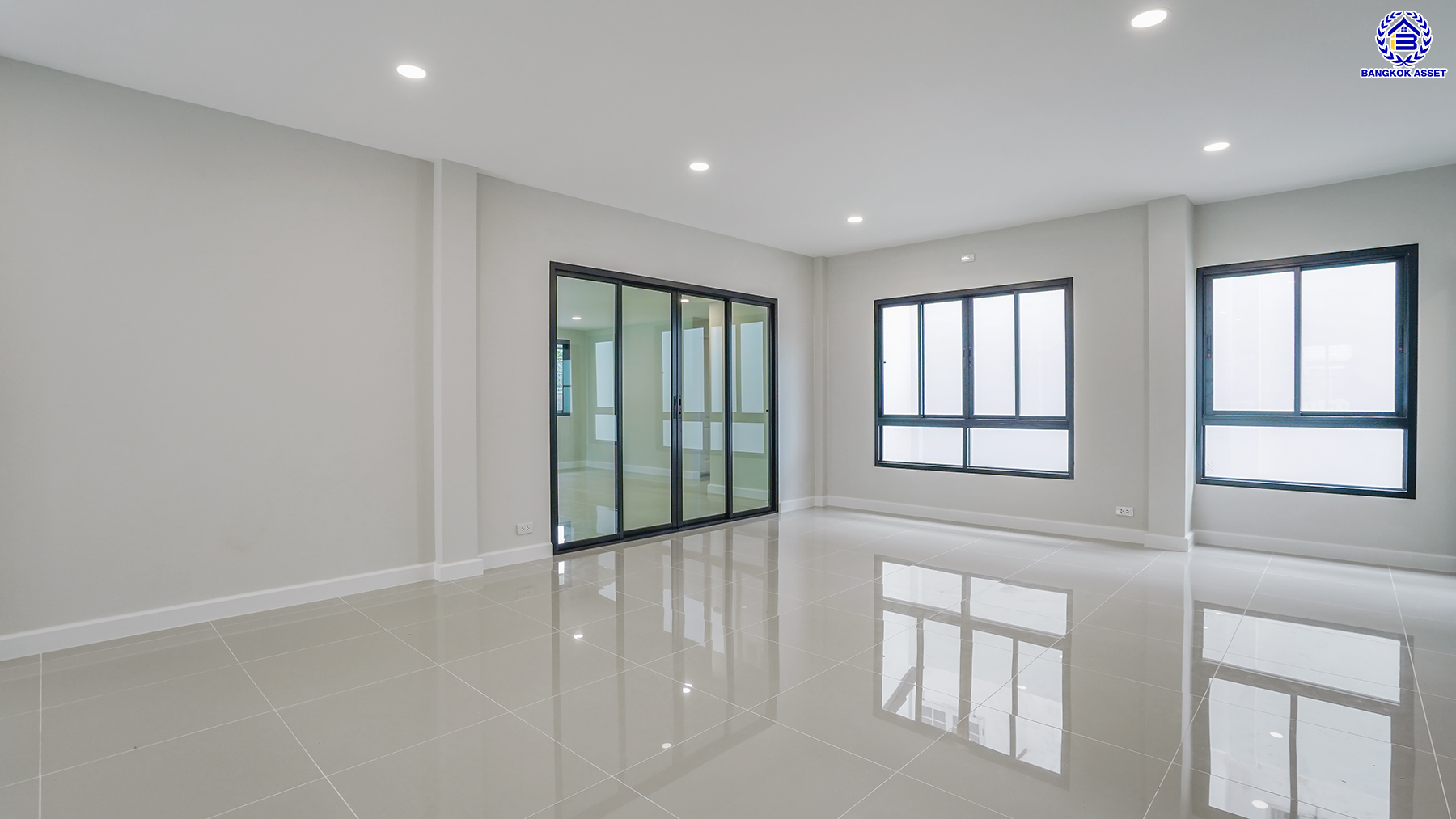 บ้านมือสองตกแต่งใหม่ แบรนด์ Q.House โครงการ วรารมย์ เพชรเกษม69 หลังมุม เนื้อที่ 67.7 ตร.ว. พื้นที่ใช้สอย 201.1 ตร.ม. รองรับทุกความสุขของทุกคนในครอบครัวด้วยฟังก์ชัน 4 ห้องนอน 4 ห้องน้ำ จอดรถได้ 2 คัน ทำเลใกล้ The Mall บางแค และเชื่อมต่อ ถนนกาญจนาฯ ถนนบางบอน และถนนพุทธมณฑลสาย3