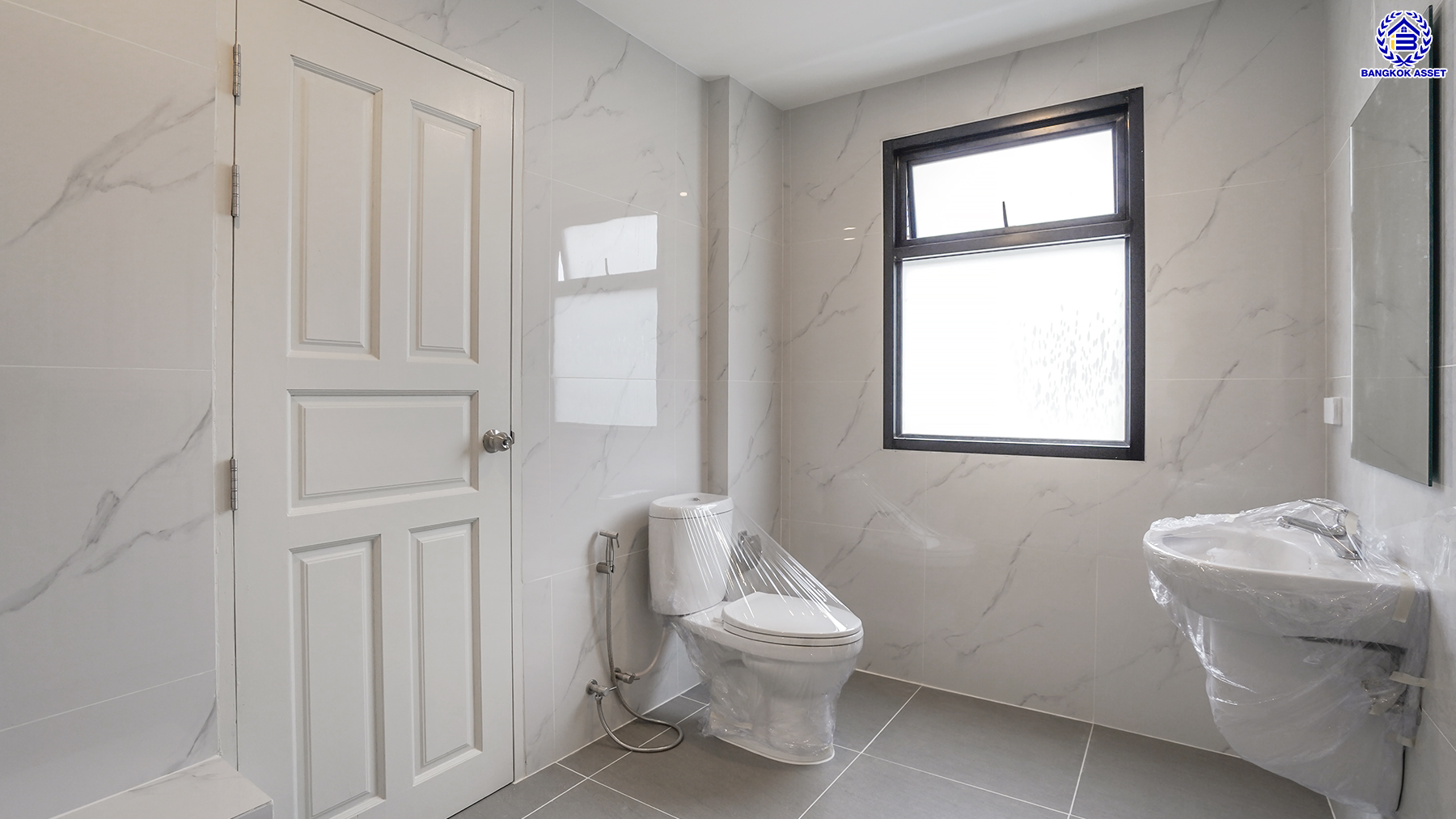 บ้านมือสองตกแต่งใหม่ แบรนด์ Q.House โครงการ วรารมย์ เพชรเกษม69 หลังมุม เนื้อที่ 67.7 ตร.ว. พื้นที่ใช้สอย 201.1 ตร.ม. รองรับทุกความสุขของทุกคนในครอบครัวด้วยฟังก์ชัน 4 ห้องนอน 4 ห้องน้ำ จอดรถได้ 2 คัน ทำเลใกล้ The Mall บางแค และเชื่อมต่อ ถนนกาญจนาฯ ถนนบางบอน และถนนพุทธมณฑลสาย3