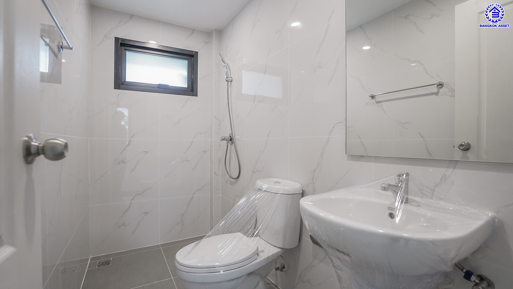 บ้านมือสองตกแต่งใหม่ แบรนด์ Q.House โครงการ วรารมย์ เพชรเกษม69 หลังมุม เนื้อที่ 67.7 ตร.ว. พื้นที่ใช้สอย 201.1 ตร.ม. รองรับทุกความสุขของทุกคนในครอบครัวด้วยฟังก์ชัน 4 ห้องนอน 4 ห้องน้ำ จอดรถได้ 2 คัน ทำเลใกล้ The Mall บางแค และเชื่อมต่อ ถนนกาญจนาฯ ถนนบางบอน และถนนพุทธมณฑลสาย3