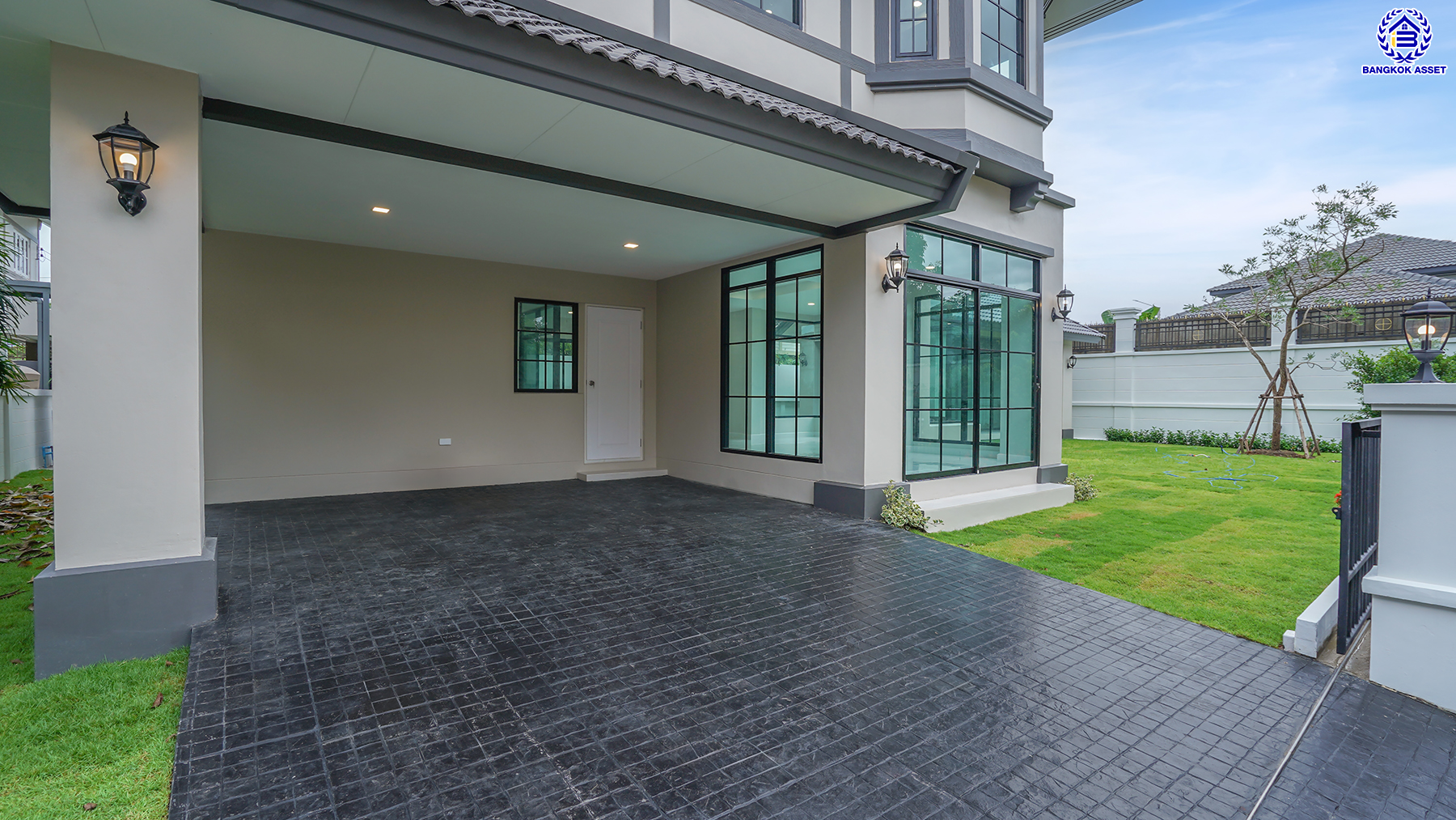 บ้านมือสองตกแต่งใหม่ หลังมุม จากแบรนด์ Q.House โครงการ วรารมย์ เพชรเกษม69 เนื้อที่ 107.9 ตร.ว. พื้นที่ใช้สอย 261.89 ตร.ม. ด้วยฟังก์ชัน 3 ห้องนอน 3 ห้องน้ำ จอดรถได้ 2 คัน พร้อมเรือนรับรองที่แยกออกจากตัวบ้าน ทำเลใกล้ The Mall บางแค และเชื่อมต่อ ถนนกาญจนาฯ ถนนบางบอน และถนนพุทธมณฑลสาย3