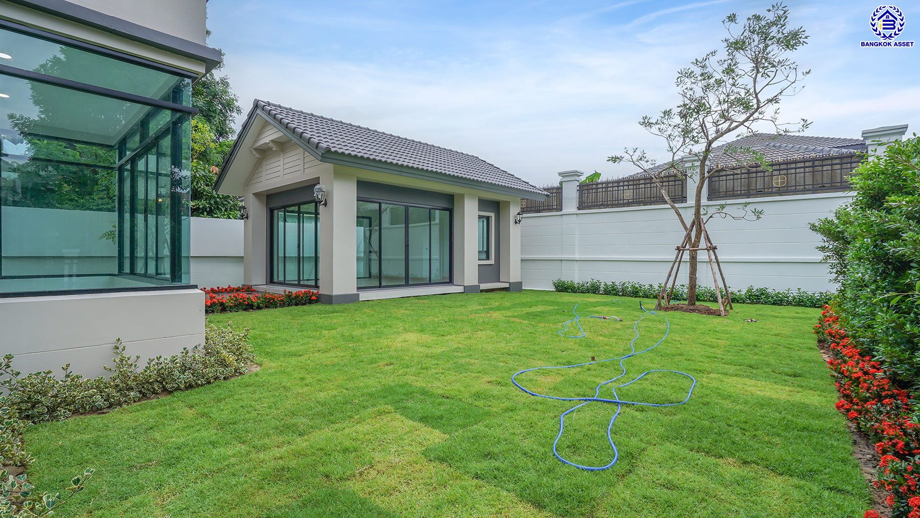 บ้านมือสองตกแต่งใหม่ หลังมุม จากแบรนด์ Q.House โครงการ วรารมย์ เพชรเกษม69 เนื้อที่ 107.9 ตร.ว. พื้นที่ใช้สอย 261.89 ตร.ม. ด้วยฟังก์ชัน 3 ห้องนอน 3 ห้องน้ำ จอดรถได้ 2 คัน พร้อมเรือนรับรองที่แยกออกจากตัวบ้าน ทำเลใกล้ The Mall บางแค และเชื่อมต่อ ถนนกาญจนาฯ ถนนบางบอน และถนนพุทธมณฑลสาย3