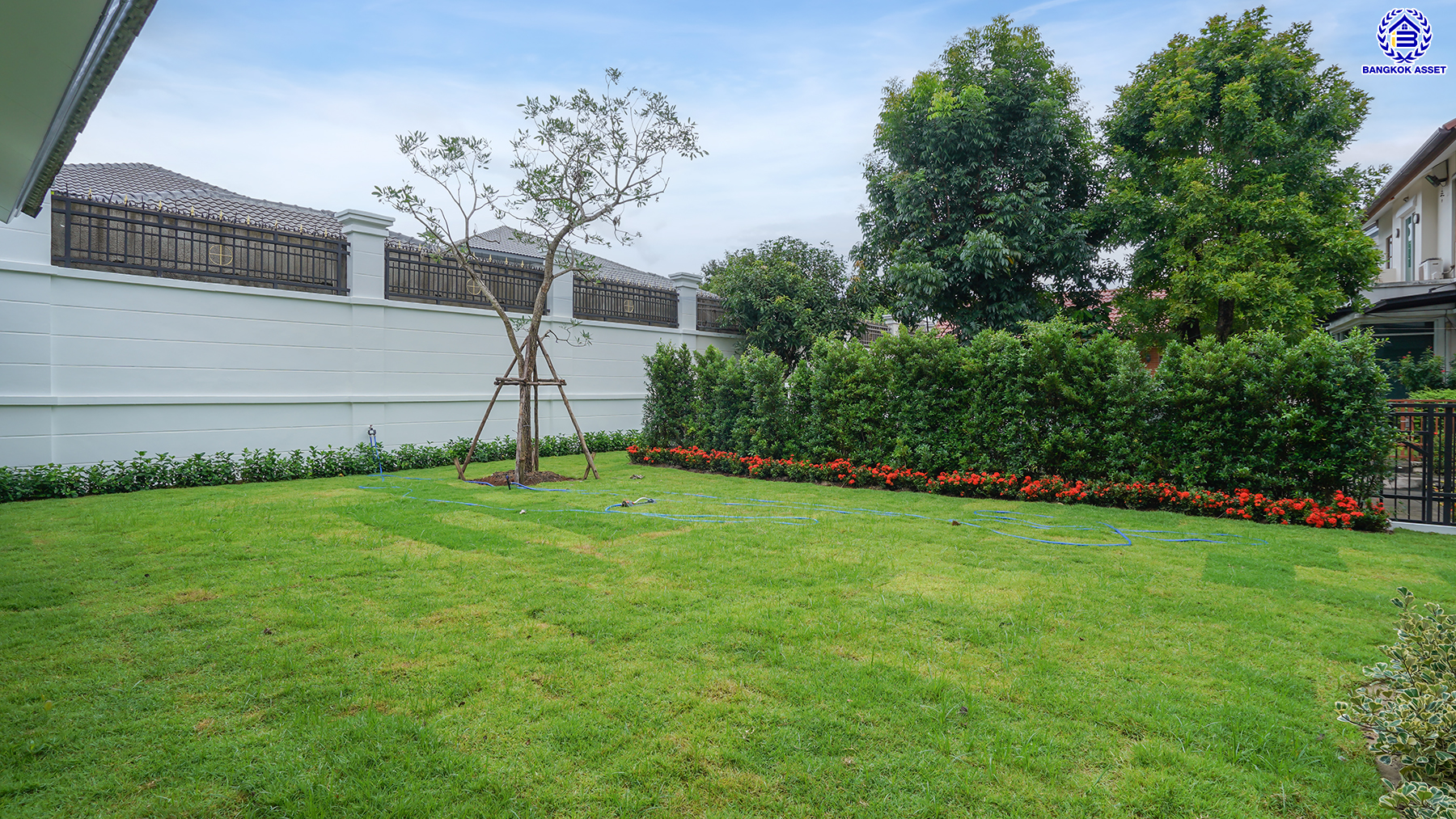 บ้านมือสองตกแต่งใหม่ หลังมุม จากแบรนด์ Q.House โครงการ วรารมย์ เพชรเกษม69 เนื้อที่ 107.9 ตร.ว. พื้นที่ใช้สอย 261.89 ตร.ม. ด้วยฟังก์ชัน 3 ห้องนอน 3 ห้องน้ำ จอดรถได้ 2 คัน พร้อมเรือนรับรองที่แยกออกจากตัวบ้าน ทำเลใกล้ The Mall บางแค และเชื่อมต่อ ถนนกาญจนาฯ ถนนบางบอน และถนนพุทธมณฑลสาย3