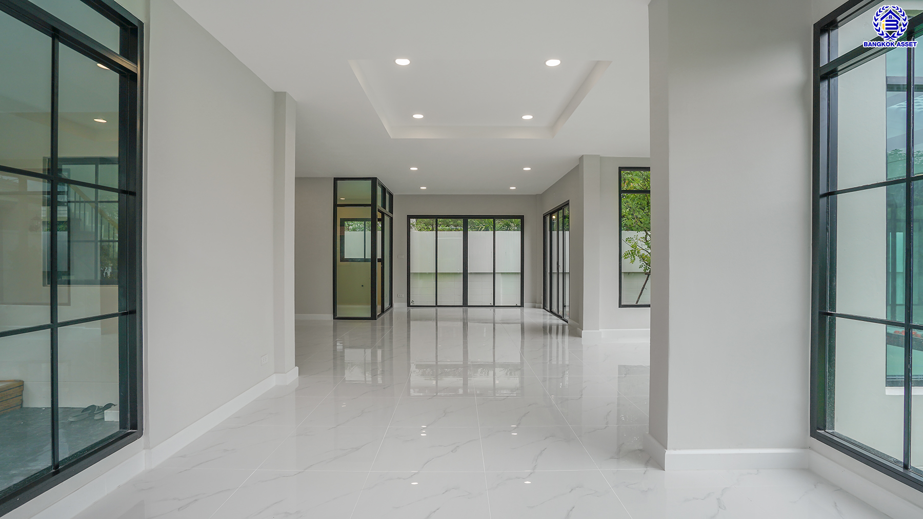 บ้านมือสองตกแต่งใหม่ หลังมุม จากแบรนด์ Q.House โครงการ วรารมย์ เพชรเกษม69 เนื้อที่ 107.9 ตร.ว. พื้นที่ใช้สอย 261.89 ตร.ม. ด้วยฟังก์ชัน 3 ห้องนอน 3 ห้องน้ำ จอดรถได้ 2 คัน พร้อมเรือนรับรองที่แยกออกจากตัวบ้าน ทำเลใกล้ The Mall บางแค และเชื่อมต่อ ถนนกาญจนาฯ ถนนบางบอน และถนนพุทธมณฑลสาย3