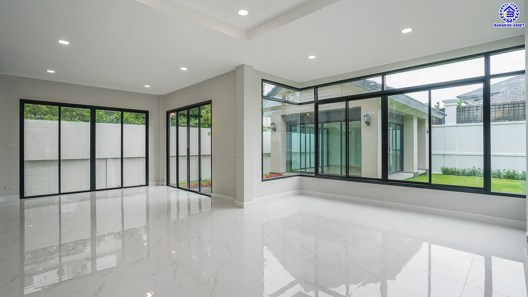 บ้านมือสองตกแต่งใหม่ หลังมุม จากแบรนด์ Q.House โครงการ วรารมย์ เพชรเกษม69 เนื้อที่ 107.9 ตร.ว. พื้นที่ใช้สอย 261.89 ตร.ม. ด้วยฟังก์ชัน 3 ห้องนอน 3 ห้องน้ำ จอดรถได้ 2 คัน พร้อมเรือนรับรองที่แยกออกจากตัวบ้าน ทำเลใกล้ The Mall บางแค และเชื่อมต่อ ถนนกาญจนาฯ ถนนบางบอน และถนนพุทธมณฑลสาย3