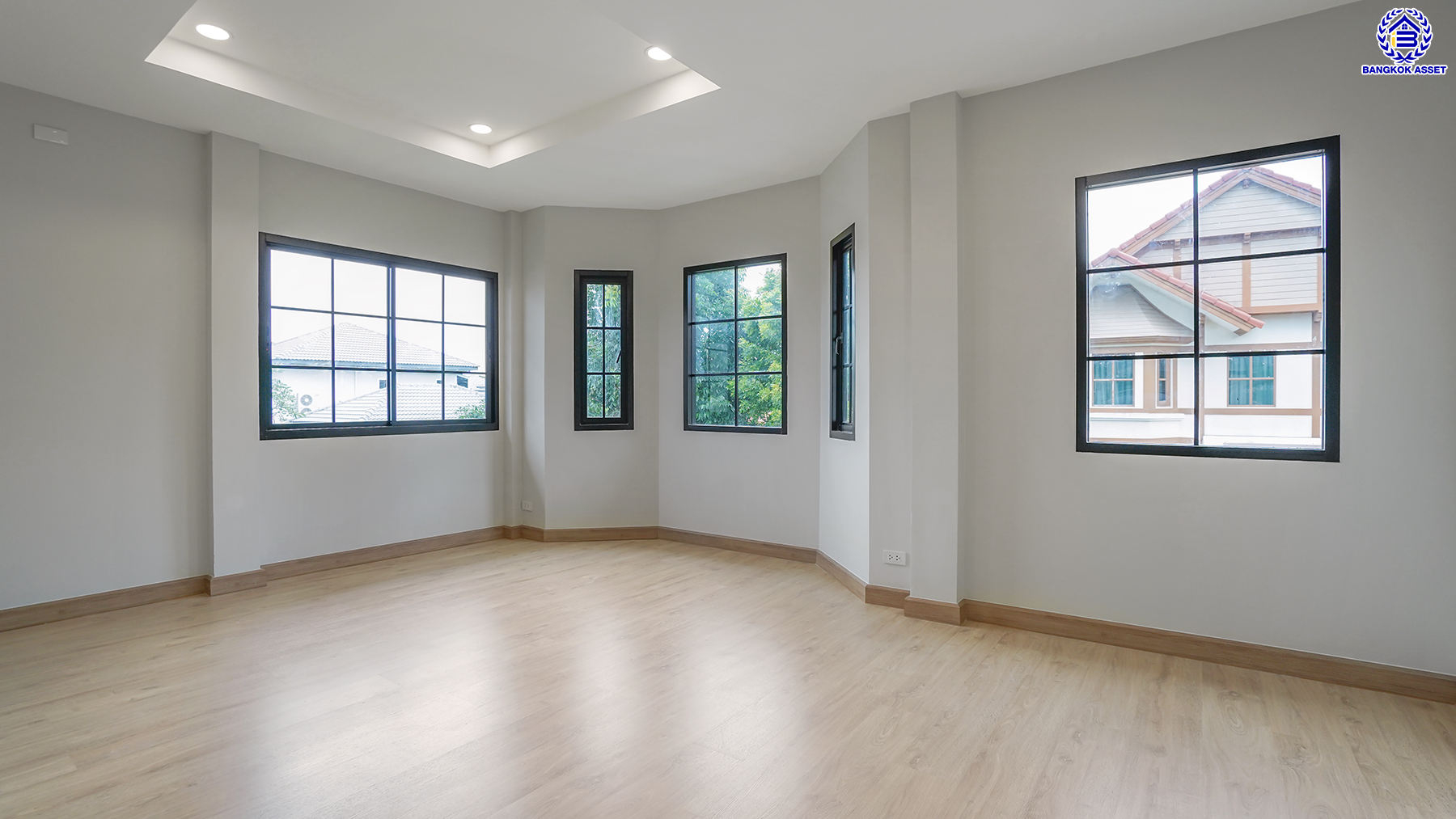 บ้านมือสองตกแต่งใหม่ หลังมุม จากแบรนด์ Q.House โครงการ วรารมย์ เพชรเกษม69 เนื้อที่ 107.9 ตร.ว. พื้นที่ใช้สอย 261.89 ตร.ม. ด้วยฟังก์ชัน 3 ห้องนอน 3 ห้องน้ำ จอดรถได้ 2 คัน พร้อมเรือนรับรองที่แยกออกจากตัวบ้าน ทำเลใกล้ The Mall บางแค และเชื่อมต่อ ถนนกาญจนาฯ ถนนบางบอน และถนนพุทธมณฑลสาย3