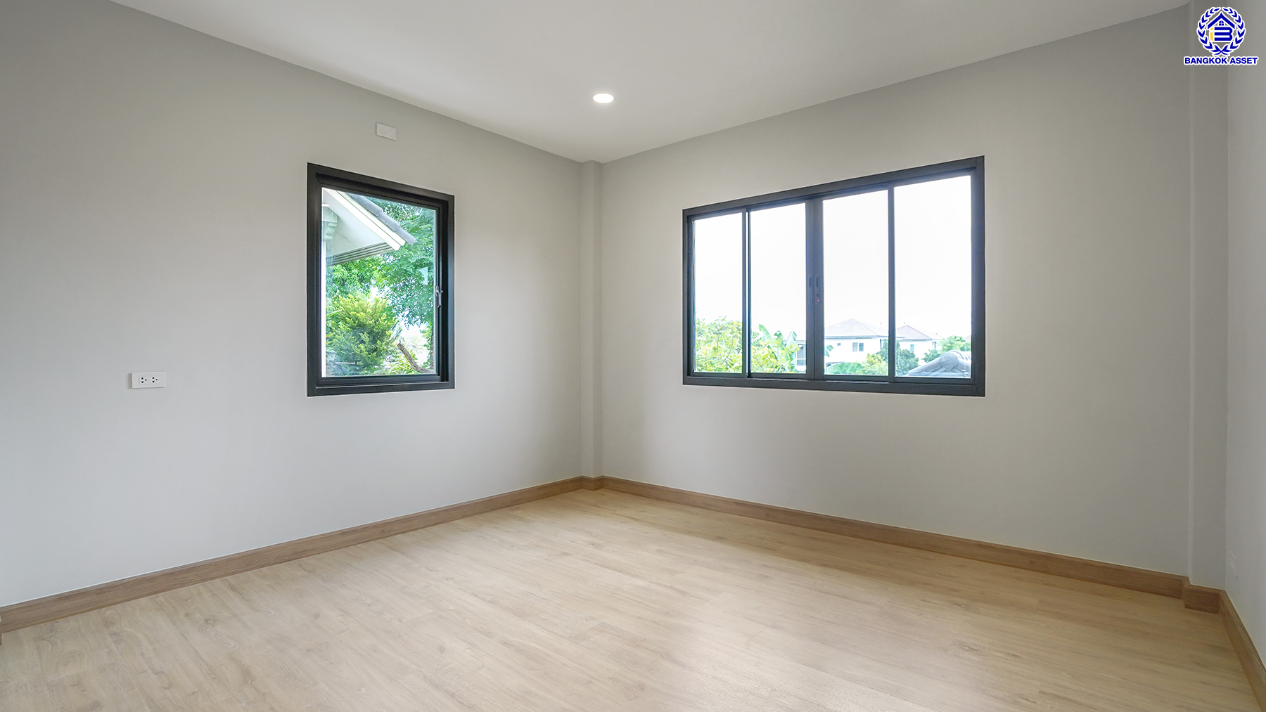 บ้านมือสองตกแต่งใหม่ หลังมุม จากแบรนด์ Q.House โครงการ วรารมย์ เพชรเกษม69 เนื้อที่ 107.9 ตร.ว. พื้นที่ใช้สอย 261.89 ตร.ม. ด้วยฟังก์ชัน 3 ห้องนอน 3 ห้องน้ำ จอดรถได้ 2 คัน พร้อมเรือนรับรองที่แยกออกจากตัวบ้าน ทำเลใกล้ The Mall บางแค และเชื่อมต่อ ถนนกาญจนาฯ ถนนบางบอน และถนนพุทธมณฑลสาย3