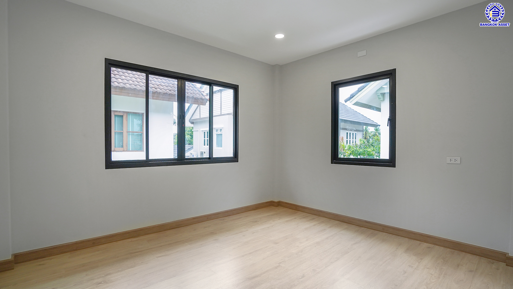 บ้านมือสองตกแต่งใหม่ หลังมุม จากแบรนด์ Q.House โครงการ วรารมย์ เพชรเกษม69 เนื้อที่ 107.9 ตร.ว. พื้นที่ใช้สอย 261.89 ตร.ม. ด้วยฟังก์ชัน 3 ห้องนอน 3 ห้องน้ำ จอดรถได้ 2 คัน พร้อมเรือนรับรองที่แยกออกจากตัวบ้าน ทำเลใกล้ The Mall บางแค และเชื่อมต่อ ถนนกาญจนาฯ ถนนบางบอน และถนนพุทธมณฑลสาย3