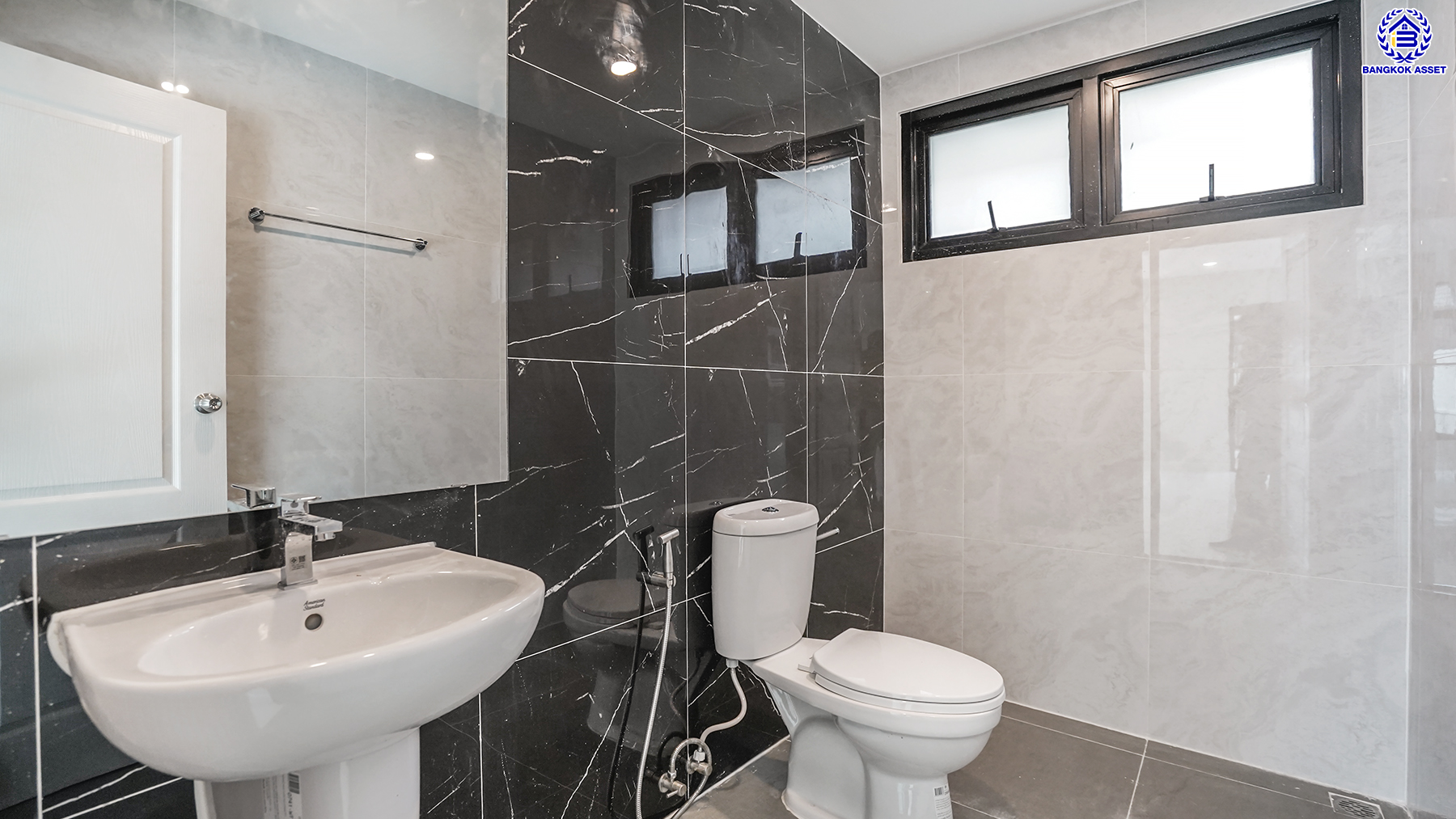 บ้านมือสองตกแต่งใหม่ หลังมุม จากแบรนด์ Q.House โครงการ วรารมย์ เพชรเกษม69 เนื้อที่ 107.9 ตร.ว. พื้นที่ใช้สอย 261.89 ตร.ม. ด้วยฟังก์ชัน 3 ห้องนอน 3 ห้องน้ำ จอดรถได้ 2 คัน พร้อมเรือนรับรองที่แยกออกจากตัวบ้าน ทำเลใกล้ The Mall บางแค และเชื่อมต่อ ถนนกาญจนาฯ ถนนบางบอน และถนนพุทธมณฑลสาย3