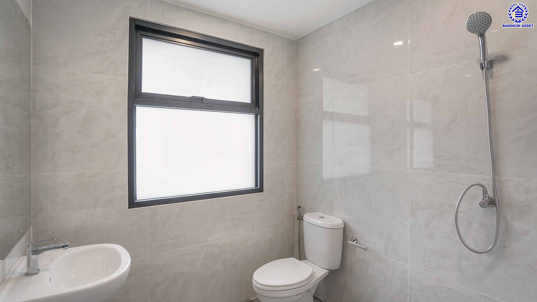 บ้านมือสองตกแต่งใหม่ หลังมุม จากแบรนด์ Q.House โครงการ วรารมย์ เพชรเกษม69 เนื้อที่ 107.9 ตร.ว. พื้นที่ใช้สอย 261.89 ตร.ม. ด้วยฟังก์ชัน 3 ห้องนอน 3 ห้องน้ำ จอดรถได้ 2 คัน พร้อมเรือนรับรองที่แยกออกจากตัวบ้าน ทำเลใกล้ The Mall บางแค และเชื่อมต่อ ถนนกาญจนาฯ ถนนบางบอน และถนนพุทธมณฑลสาย3