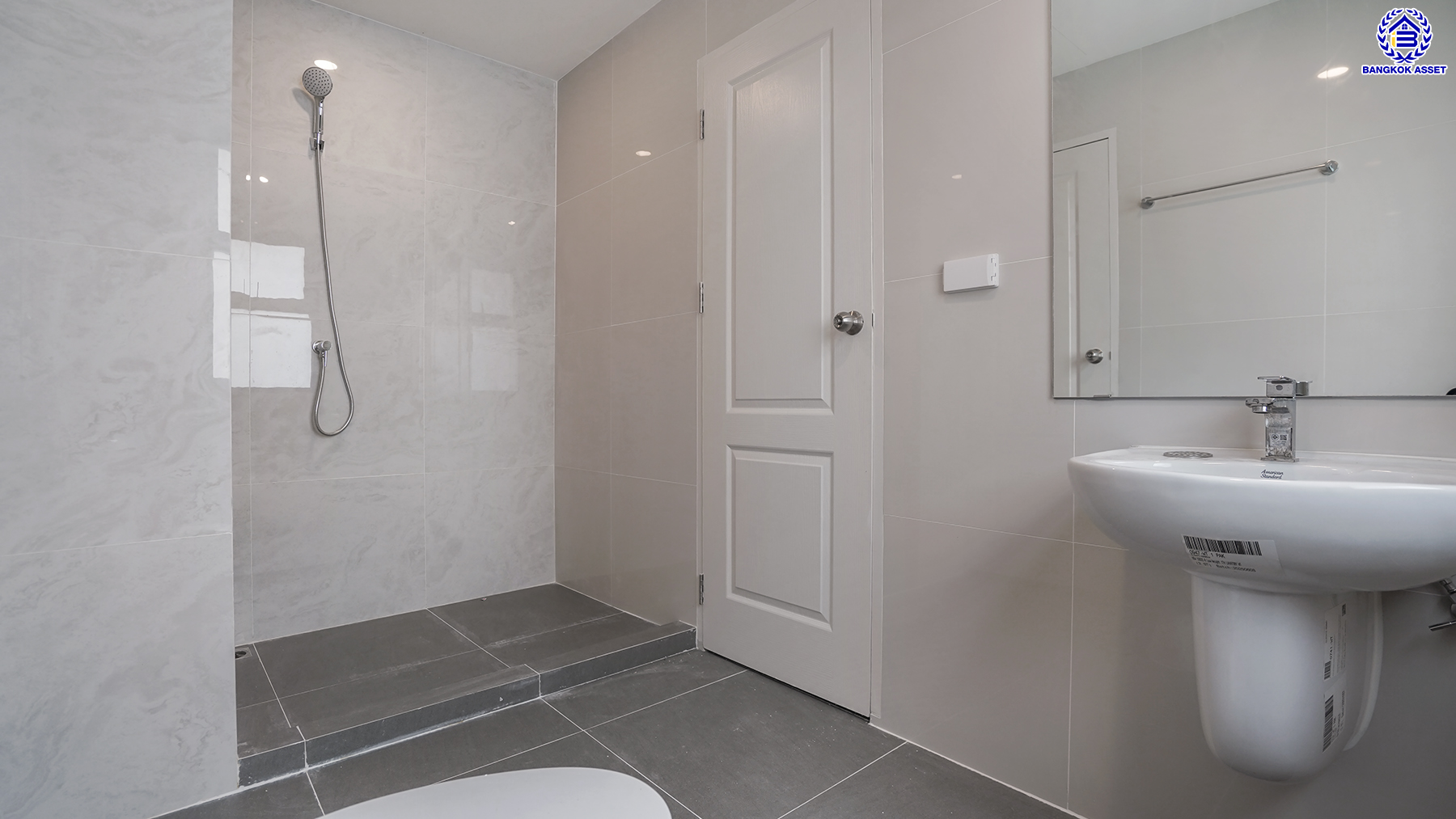 บ้านมือสองตกแต่งใหม่ หลังมุม จากแบรนด์ Q.House โครงการ วรารมย์ เพชรเกษม69 เนื้อที่ 107.9 ตร.ว. พื้นที่ใช้สอย 261.89 ตร.ม. ด้วยฟังก์ชัน 3 ห้องนอน 3 ห้องน้ำ จอดรถได้ 2 คัน พร้อมเรือนรับรองที่แยกออกจากตัวบ้าน ทำเลใกล้ The Mall บางแค และเชื่อมต่อ ถนนกาญจนาฯ ถนนบางบอน และถนนพุทธมณฑลสาย3