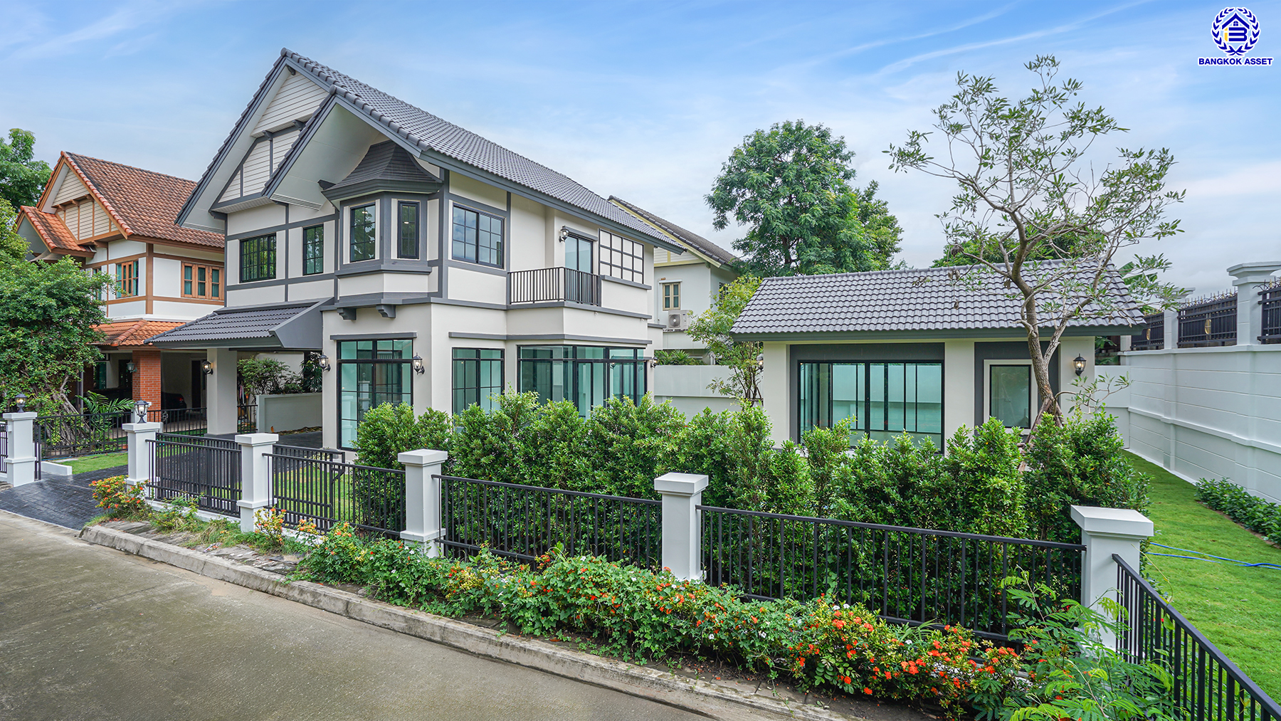 บ้านมือสองตกแต่งใหม่ หลังมุม จากแบรนด์ Q.House โครงการ วรารมย์ เพชรเกษม69 เนื้อที่ 107.9 ตร.ว. พื้นที่ใช้สอย 261.89 ตร.ม. ด้วยฟังก์ชัน 3 ห้องนอน 3 ห้องน้ำ จอดรถได้ 2 คัน พร้อมเรือนรับรองที่แยกออกจากตัวบ้าน ทำเลใกล้ The Mall บางแค และเชื่อมต่อ ถนนกาญจนาฯ ถนนบางบอน และถนนพุทธมณฑลสาย3