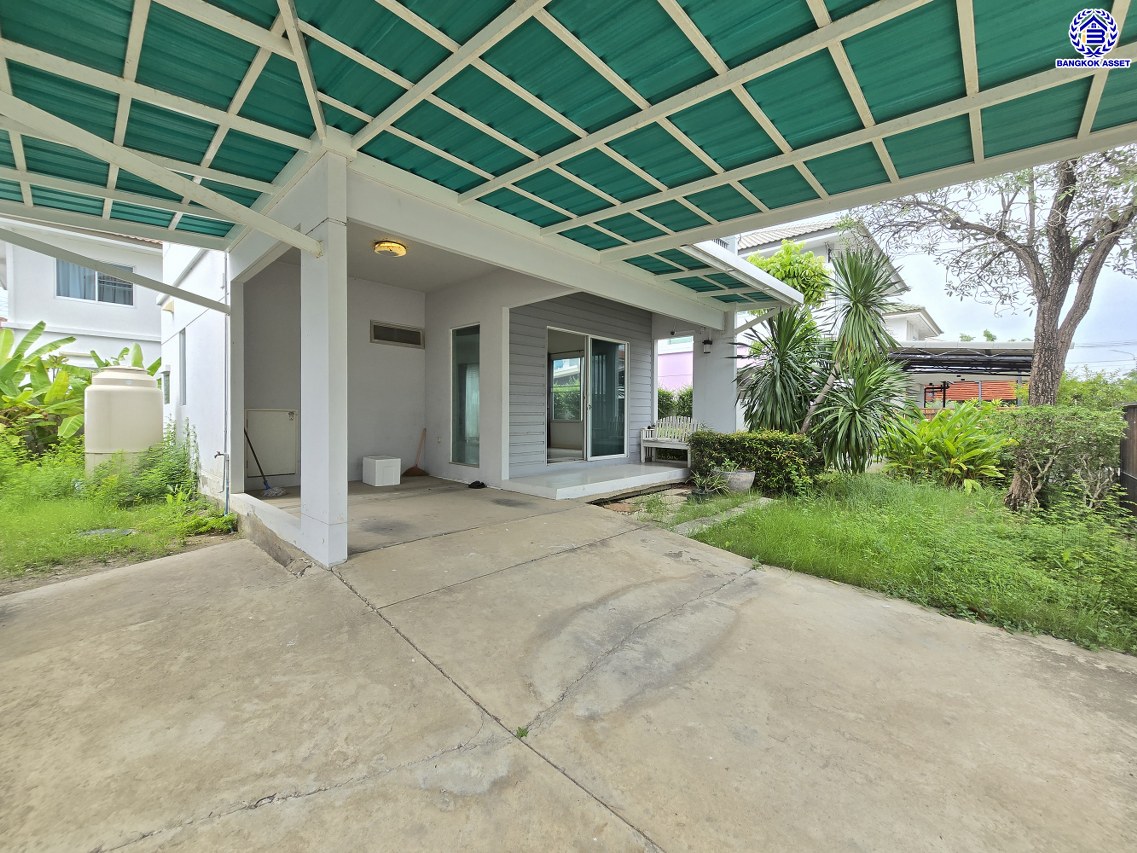 บ้านเดี่ยวมือสองนนทบุรี โครงการ พฤกษ์ลดา บางใหญ่2 เนื้อที่ 50 ตร.ว. พื้นที่ใช้สอย 113 ตร.ม. ฟังก์ชัน 3 ห้องนอน 2 ห้องน้ำ 2 ที่จอดรถ ทำเลเดินทางสะดวก เชื่อมต่อถนนกาญจนาภิเษก ถนนคลองถนน ถนนแก้วอินทร์ ใกล้ห้างสรรพสินค้าเซ็นทรัล เวสต์เกต รถไฟฟ้าสายสีม่วง "สถานีคลองบางไผ่" และจุดขึ้นมอเตอร์เวย์M81 "บางใหญ่ - กาญจนบุรี"