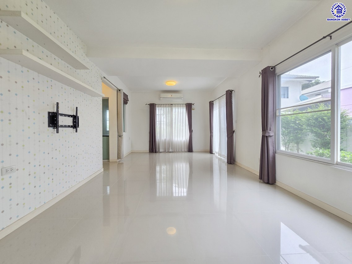 บ้านเดี่ยวมือสองนนทบุรี โครงการ พฤกษ์ลดา บางใหญ่2 เนื้อที่ 50 ตร.ว. พื้นที่ใช้สอย 113 ตร.ม. ฟังก์ชัน 3 ห้องนอน 2 ห้องน้ำ 2 ที่จอดรถ ทำเลเดินทางสะดวก เชื่อมต่อถนนกาญจนาภิเษก ถนนคลองถนน ถนนแก้วอินทร์ ใกล้ห้างสรรพสินค้าเซ็นทรัล เวสต์เกต รถไฟฟ้าสายสีม่วง "สถานีคลองบางไผ่" และจุดขึ้นมอเตอร์เวย์M81 "บางใหญ่ - กาญจนบุรี"