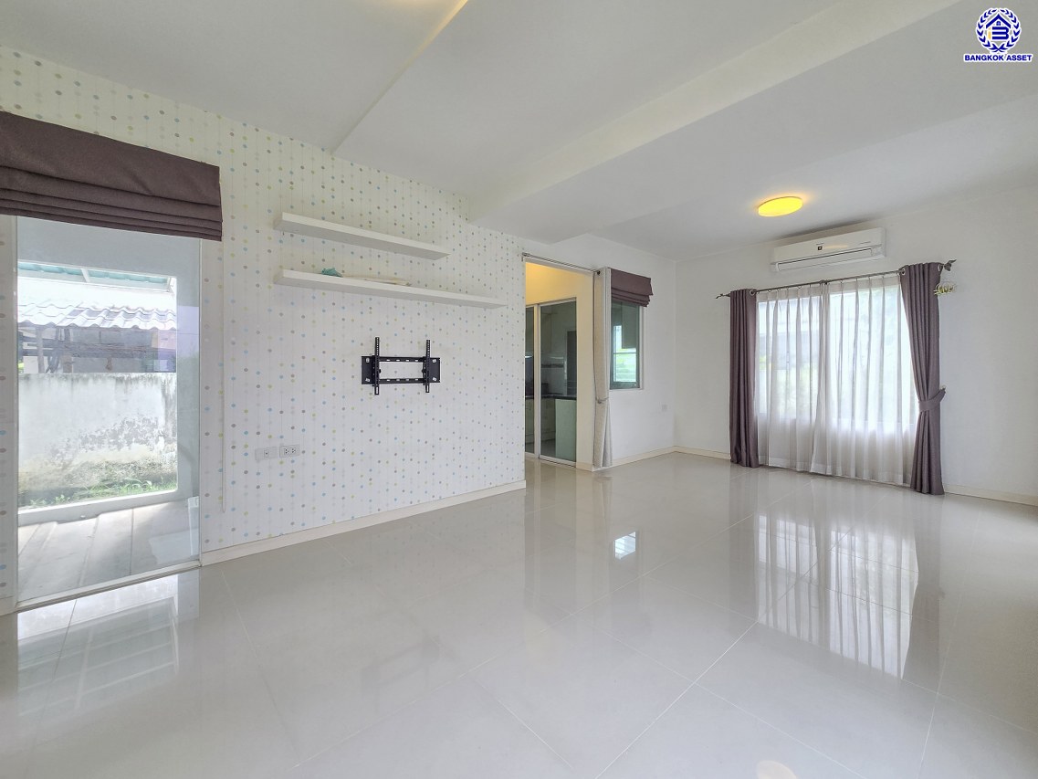 บ้านเดี่ยวมือสองนนทบุรี โครงการ พฤกษ์ลดา บางใหญ่2 เนื้อที่ 50 ตร.ว. พื้นที่ใช้สอย 113 ตร.ม. ฟังก์ชัน 3 ห้องนอน 2 ห้องน้ำ 2 ที่จอดรถ ทำเลเดินทางสะดวก เชื่อมต่อถนนกาญจนาภิเษก ถนนคลองถนน ถนนแก้วอินทร์ ใกล้ห้างสรรพสินค้าเซ็นทรัล เวสต์เกต รถไฟฟ้าสายสีม่วง "สถานีคลองบางไผ่" และจุดขึ้นมอเตอร์เวย์M81 "บางใหญ่ - กาญจนบุรี"