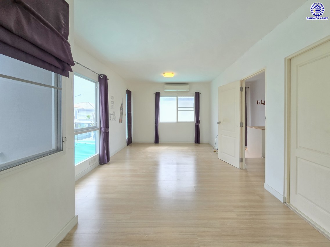 บ้านเดี่ยวมือสองนนทบุรี โครงการ พฤกษ์ลดา บางใหญ่2 เนื้อที่ 50 ตร.ว. พื้นที่ใช้สอย 113 ตร.ม. ฟังก์ชัน 3 ห้องนอน 2 ห้องน้ำ 2 ที่จอดรถ ทำเลเดินทางสะดวก เชื่อมต่อถนนกาญจนาภิเษก ถนนคลองถนน ถนนแก้วอินทร์ ใกล้ห้างสรรพสินค้าเซ็นทรัล เวสต์เกต รถไฟฟ้าสายสีม่วง "สถานีคลองบางไผ่" และจุดขึ้นมอเตอร์เวย์M81 "บางใหญ่ - กาญจนบุรี"