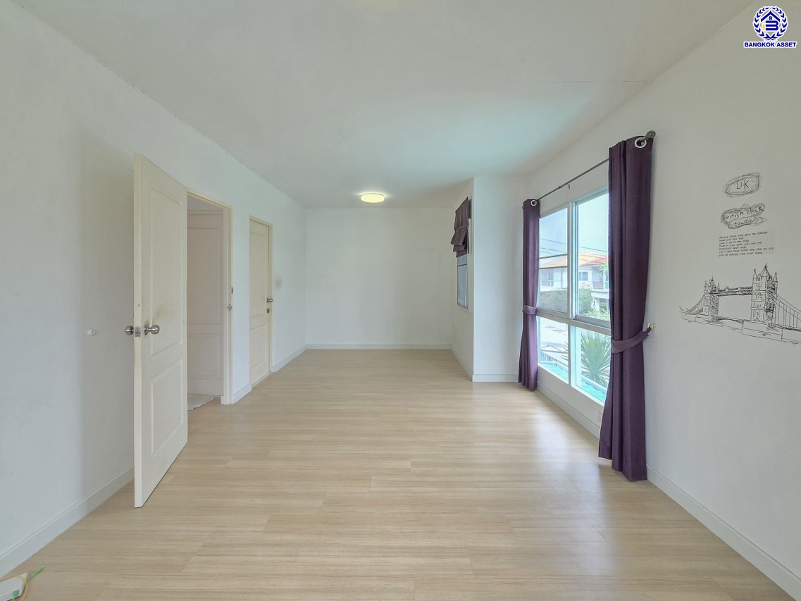 บ้านเดี่ยวมือสองนนทบุรี โครงการ พฤกษ์ลดา บางใหญ่2 เนื้อที่ 50 ตร.ว. พื้นที่ใช้สอย 113 ตร.ม. ฟังก์ชัน 3 ห้องนอน 2 ห้องน้ำ 2 ที่จอดรถ ทำเลเดินทางสะดวก เชื่อมต่อถนนกาญจนาภิเษก ถนนคลองถนน ถนนแก้วอินทร์ ใกล้ห้างสรรพสินค้าเซ็นทรัล เวสต์เกต รถไฟฟ้าสายสีม่วง "สถานีคลองบางไผ่" และจุดขึ้นมอเตอร์เวย์M81 "บางใหญ่ - กาญจนบุรี"