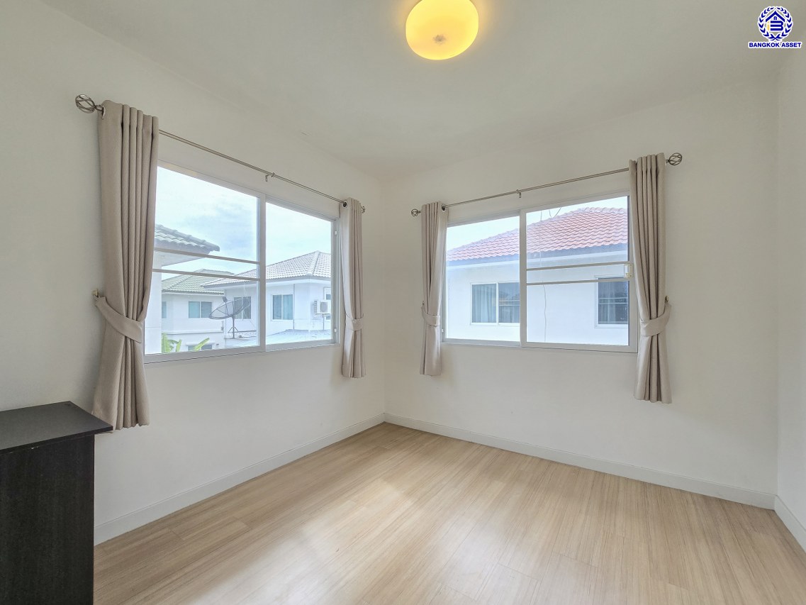 บ้านเดี่ยวมือสองนนทบุรี โครงการ พฤกษ์ลดา บางใหญ่2 เนื้อที่ 50 ตร.ว. พื้นที่ใช้สอย 113 ตร.ม. ฟังก์ชัน 3 ห้องนอน 2 ห้องน้ำ 2 ที่จอดรถ ทำเลเดินทางสะดวก เชื่อมต่อถนนกาญจนาภิเษก ถนนคลองถนน ถนนแก้วอินทร์ ใกล้ห้างสรรพสินค้าเซ็นทรัล เวสต์เกต รถไฟฟ้าสายสีม่วง "สถานีคลองบางไผ่" และจุดขึ้นมอเตอร์เวย์M81 "บางใหญ่ - กาญจนบุรี"