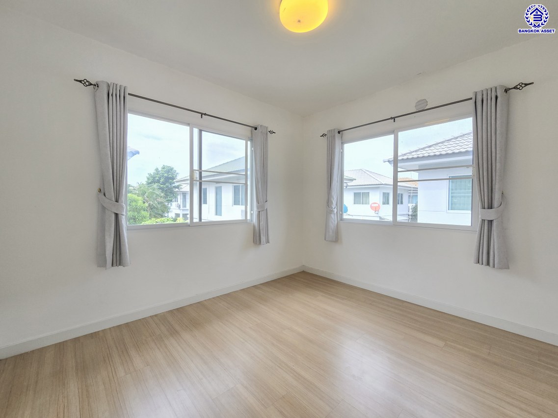 บ้านเดี่ยวมือสองนนทบุรี โครงการ พฤกษ์ลดา บางใหญ่2 เนื้อที่ 50 ตร.ว. พื้นที่ใช้สอย 113 ตร.ม. ฟังก์ชัน 3 ห้องนอน 2 ห้องน้ำ 2 ที่จอดรถ ทำเลเดินทางสะดวก เชื่อมต่อถนนกาญจนาภิเษก ถนนคลองถนน ถนนแก้วอินทร์ ใกล้ห้างสรรพสินค้าเซ็นทรัล เวสต์เกต รถไฟฟ้าสายสีม่วง "สถานีคลองบางไผ่" และจุดขึ้นมอเตอร์เวย์M81 "บางใหญ่ - กาญจนบุรี"