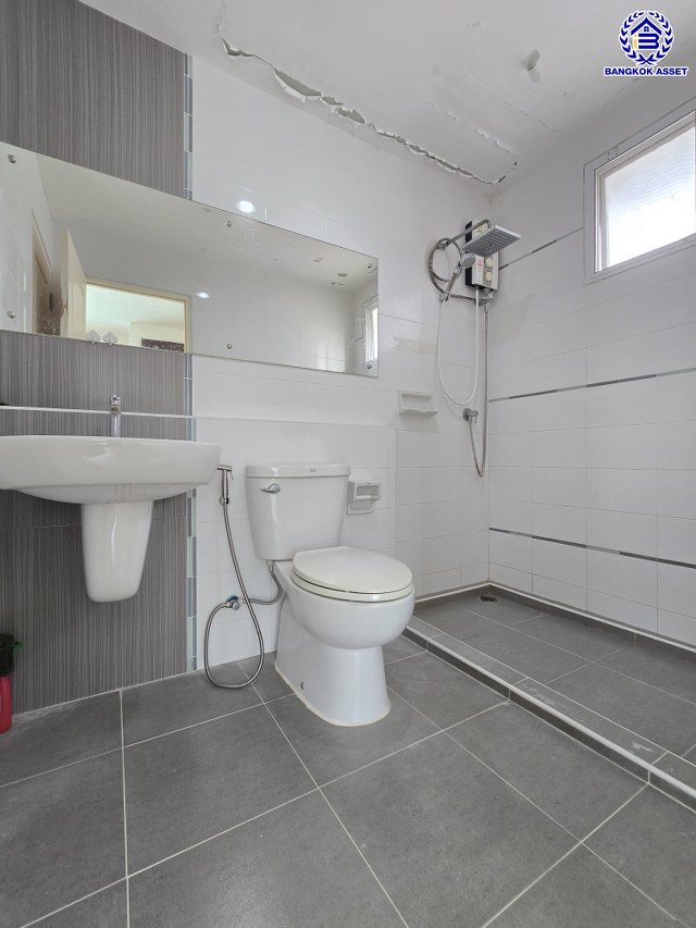 บ้านเดี่ยวมือสองนนทบุรี โครงการ พฤกษ์ลดา บางใหญ่2 เนื้อที่ 50 ตร.ว. พื้นที่ใช้สอย 113 ตร.ม. ฟังก์ชัน 3 ห้องนอน 2 ห้องน้ำ 2 ที่จอดรถ ทำเลเดินทางสะดวก เชื่อมต่อถนนกาญจนาภิเษก ถนนคลองถนน ถนนแก้วอินทร์ ใกล้ห้างสรรพสินค้าเซ็นทรัล เวสต์เกต รถไฟฟ้าสายสีม่วง "สถานีคลองบางไผ่" และจุดขึ้นมอเตอร์เวย์M81 "บางใหญ่ - กาญจนบุรี"