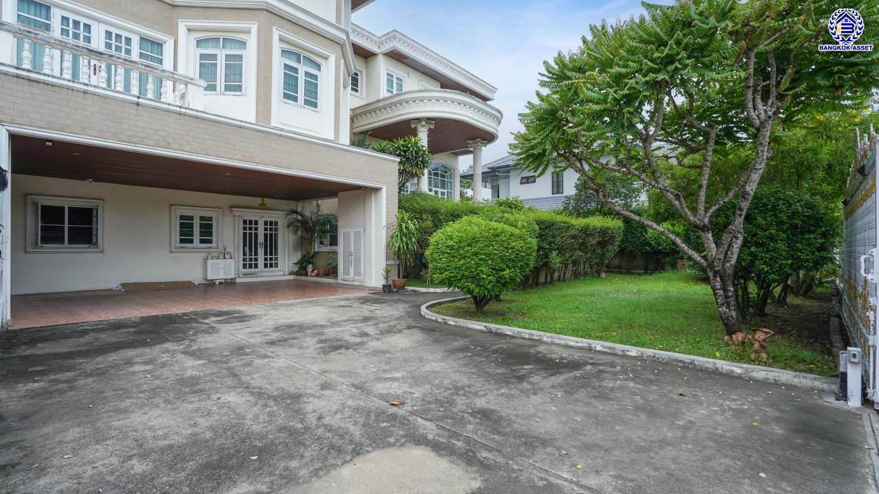 บ้านเดี่ยวมือสองกรุงเทพฯ 3 ชั้น โครงการ กฤษดานคร20 ปิ่นเกล้า หน้าบ้านไม่ชนใครพร้อมวิวเลค บนเนื้อที่ 201 ตร.ว. พื้นที่ใช้สอย 800 ตร.ม. พร้อมฟังก์ชันจัดเต็ม 7 ห้องนอน 8 ห้องน้ำ 1 ห้องแม่บ้าน จอดรถได้ถึง 6 คัน บนทำเลเชื่อมต่อเมืองอย่างรวดเร็ว ใกล้ทางคู่ขนานลอยฟ้าบรมราชชนนี ม.มหิดล เซ็นทรัลปิ่นเกล้า และตลาดสดธนบุรี