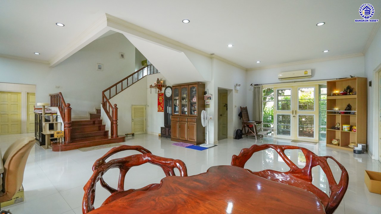 บ้านเดี่ยวมือสองกรุงเทพฯ 3 ชั้น โครงการ กฤษดานคร20 ปิ่นเกล้า หน้าบ้านไม่ชนใครพร้อมวิวเลค บนเนื้อที่ 201 ตร.ว. พื้นที่ใช้สอย 800 ตร.ม. พร้อมฟังก์ชันจัดเต็ม 7 ห้องนอน 8 ห้องน้ำ 1 ห้องแม่บ้าน จอดรถได้ถึง 6 คัน บนทำเลเชื่อมต่อเมืองอย่างรวดเร็ว ใกล้ทางคู่ขนานลอยฟ้าบรมราชชนนี ม.มหิดล เซ็นทรัลปิ่นเกล้า และตลาดสดธนบุรี