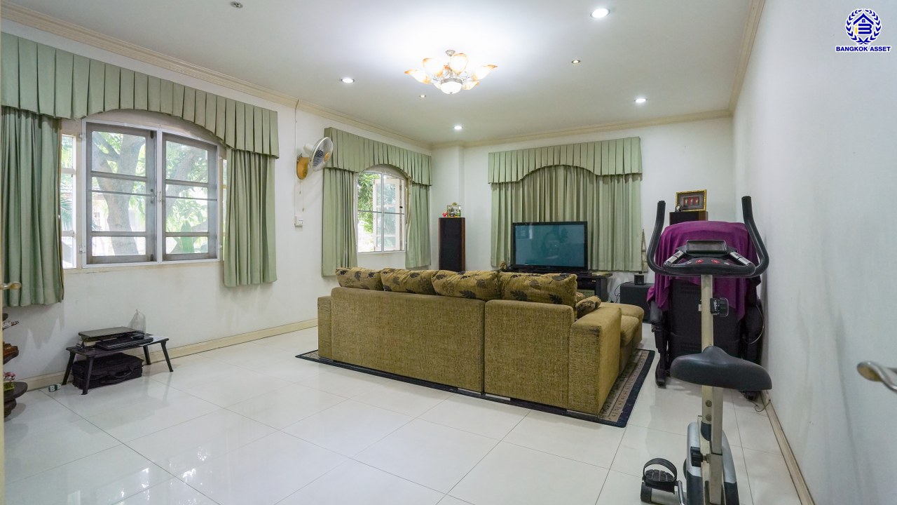 บ้านเดี่ยวมือสองกรุงเทพฯ 3 ชั้น โครงการ กฤษดานคร20 ปิ่นเกล้า หน้าบ้านไม่ชนใครพร้อมวิวเลค บนเนื้อที่ 201 ตร.ว. พื้นที่ใช้สอย 800 ตร.ม. พร้อมฟังก์ชันจัดเต็ม 7 ห้องนอน 8 ห้องน้ำ 1 ห้องแม่บ้าน จอดรถได้ถึง 6 คัน บนทำเลเชื่อมต่อเมืองอย่างรวดเร็ว ใกล้ทางคู่ขนานลอยฟ้าบรมราชชนนี ม.มหิดล เซ็นทรัลปิ่นเกล้า และตลาดสดธนบุรี