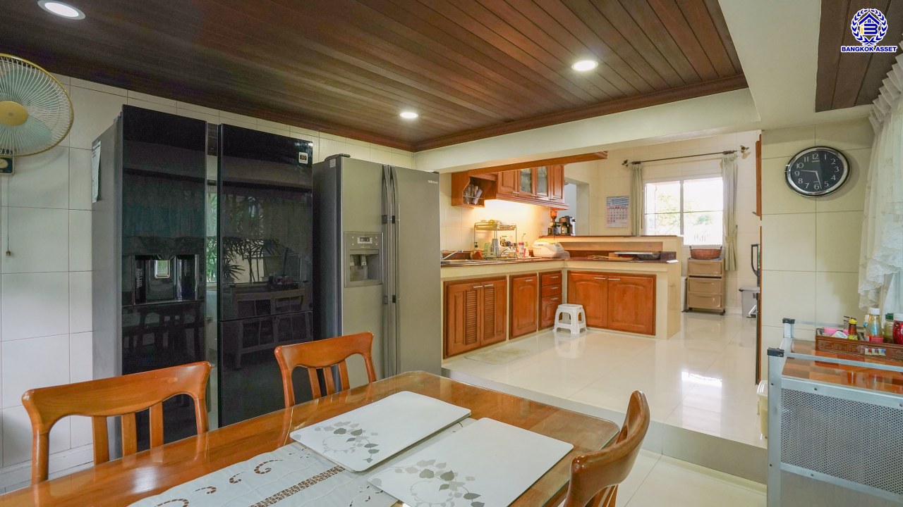 บ้านเดี่ยวมือสองกรุงเทพฯ 3 ชั้น โครงการ กฤษดานคร20 ปิ่นเกล้า หน้าบ้านไม่ชนใครพร้อมวิวเลค บนเนื้อที่ 201 ตร.ว. พื้นที่ใช้สอย 800 ตร.ม. พร้อมฟังก์ชันจัดเต็ม 7 ห้องนอน 8 ห้องน้ำ 1 ห้องแม่บ้าน จอดรถได้ถึง 6 คัน บนทำเลเชื่อมต่อเมืองอย่างรวดเร็ว ใกล้ทางคู่ขนานลอยฟ้าบรมราชชนนี ม.มหิดล เซ็นทรัลปิ่นเกล้า และตลาดสดธนบุรี