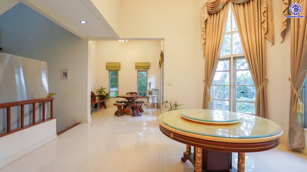 บ้านเดี่ยวมือสองกรุงเทพฯ 3 ชั้น โครงการ กฤษดานคร20 ปิ่นเกล้า หน้าบ้านไม่ชนใครพร้อมวิวเลค บนเนื้อที่ 201 ตร.ว. พื้นที่ใช้สอย 800 ตร.ม. พร้อมฟังก์ชันจัดเต็ม 7 ห้องนอน 8 ห้องน้ำ 1 ห้องแม่บ้าน จอดรถได้ถึง 6 คัน บนทำเลเชื่อมต่อเมืองอย่างรวดเร็ว ใกล้ทางคู่ขนานลอยฟ้าบรมราชชนนี ม.มหิดล เซ็นทรัลปิ่นเกล้า และตลาดสดธนบุรี