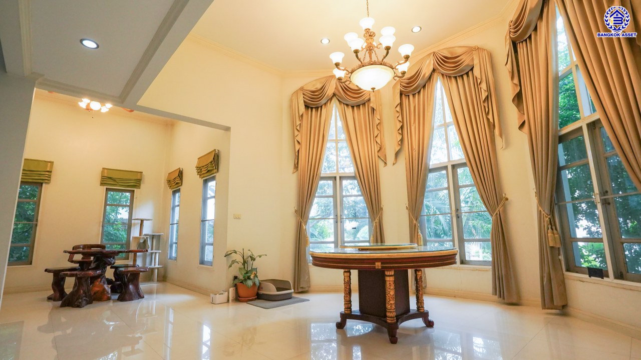 บ้านเดี่ยวมือสองกรุงเทพฯ 3 ชั้น โครงการ กฤษดานคร20 ปิ่นเกล้า หน้าบ้านไม่ชนใครพร้อมวิวเลค บนเนื้อที่ 201 ตร.ว. พื้นที่ใช้สอย 800 ตร.ม. พร้อมฟังก์ชันจัดเต็ม 7 ห้องนอน 8 ห้องน้ำ 1 ห้องแม่บ้าน จอดรถได้ถึง 6 คัน บนทำเลเชื่อมต่อเมืองอย่างรวดเร็ว ใกล้ทางคู่ขนานลอยฟ้าบรมราชชนนี ม.มหิดล เซ็นทรัลปิ่นเกล้า และตลาดสดธนบุรี