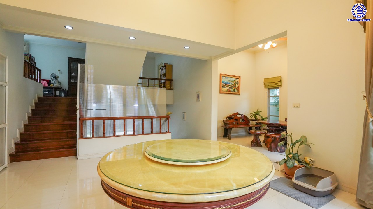 บ้านเดี่ยวมือสองกรุงเทพฯ 3 ชั้น โครงการ กฤษดานคร20 ปิ่นเกล้า หน้าบ้านไม่ชนใครพร้อมวิวเลค บนเนื้อที่ 201 ตร.ว. พื้นที่ใช้สอย 800 ตร.ม. พร้อมฟังก์ชันจัดเต็ม 7 ห้องนอน 8 ห้องน้ำ 1 ห้องแม่บ้าน จอดรถได้ถึง 6 คัน บนทำเลเชื่อมต่อเมืองอย่างรวดเร็ว ใกล้ทางคู่ขนานลอยฟ้าบรมราชชนนี ม.มหิดล เซ็นทรัลปิ่นเกล้า และตลาดสดธนบุรี