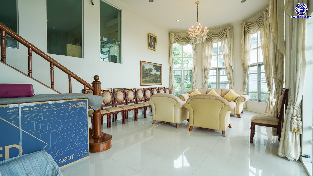 บ้านเดี่ยวมือสองกรุงเทพฯ 3 ชั้น โครงการ กฤษดานคร20 ปิ่นเกล้า หน้าบ้านไม่ชนใครพร้อมวิวเลค บนเนื้อที่ 201 ตร.ว. พื้นที่ใช้สอย 800 ตร.ม. พร้อมฟังก์ชันจัดเต็ม 7 ห้องนอน 8 ห้องน้ำ 1 ห้องแม่บ้าน จอดรถได้ถึง 6 คัน บนทำเลเชื่อมต่อเมืองอย่างรวดเร็ว ใกล้ทางคู่ขนานลอยฟ้าบรมราชชนนี ม.มหิดล เซ็นทรัลปิ่นเกล้า และตลาดสดธนบุรี