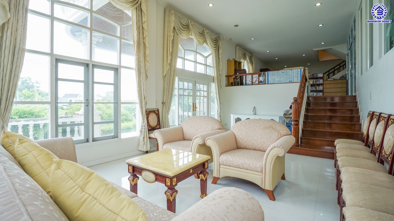 บ้านเดี่ยวมือสองกรุงเทพฯ 3 ชั้น โครงการ กฤษดานคร20 ปิ่นเกล้า หน้าบ้านไม่ชนใครพร้อมวิวเลค บนเนื้อที่ 201 ตร.ว. พื้นที่ใช้สอย 800 ตร.ม. พร้อมฟังก์ชันจัดเต็ม 7 ห้องนอน 8 ห้องน้ำ 1 ห้องแม่บ้าน จอดรถได้ถึง 6 คัน บนทำเลเชื่อมต่อเมืองอย่างรวดเร็ว ใกล้ทางคู่ขนานลอยฟ้าบรมราชชนนี ม.มหิดล เซ็นทรัลปิ่นเกล้า และตลาดสดธนบุรี