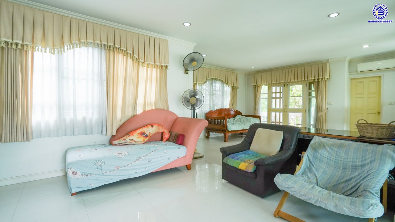 บ้านเดี่ยวมือสองกรุงเทพฯ 3 ชั้น โครงการ กฤษดานคร20 ปิ่นเกล้า หน้าบ้านไม่ชนใครพร้อมวิวเลค บนเนื้อที่ 201 ตร.ว. พื้นที่ใช้สอย 800 ตร.ม. พร้อมฟังก์ชันจัดเต็ม 7 ห้องนอน 8 ห้องน้ำ 1 ห้องแม่บ้าน จอดรถได้ถึง 6 คัน บนทำเลเชื่อมต่อเมืองอย่างรวดเร็ว ใกล้ทางคู่ขนานลอยฟ้าบรมราชชนนี ม.มหิดล เซ็นทรัลปิ่นเกล้า และตลาดสดธนบุรี