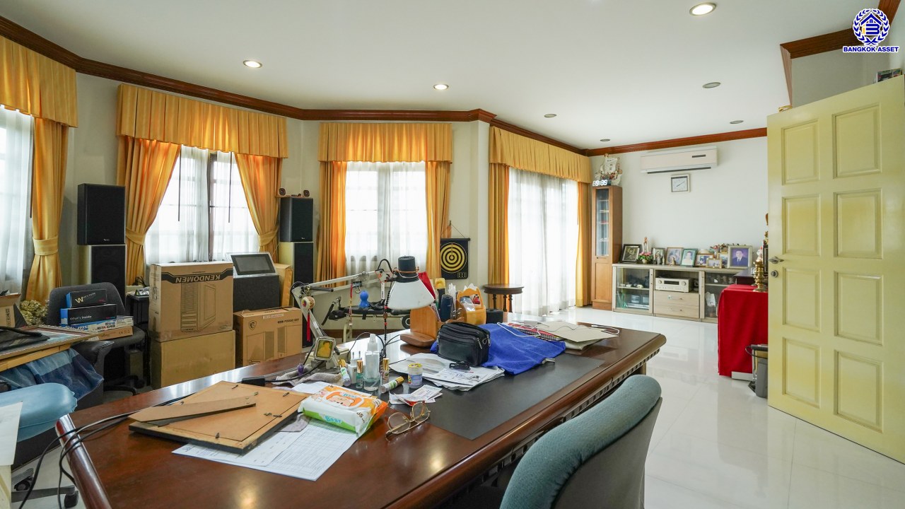 บ้านเดี่ยวมือสองกรุงเทพฯ 3 ชั้น โครงการ กฤษดานคร20 ปิ่นเกล้า หน้าบ้านไม่ชนใครพร้อมวิวเลค บนเนื้อที่ 201 ตร.ว. พื้นที่ใช้สอย 800 ตร.ม. พร้อมฟังก์ชันจัดเต็ม 7 ห้องนอน 8 ห้องน้ำ 1 ห้องแม่บ้าน จอดรถได้ถึง 6 คัน บนทำเลเชื่อมต่อเมืองอย่างรวดเร็ว ใกล้ทางคู่ขนานลอยฟ้าบรมราชชนนี ม.มหิดล เซ็นทรัลปิ่นเกล้า และตลาดสดธนบุรี