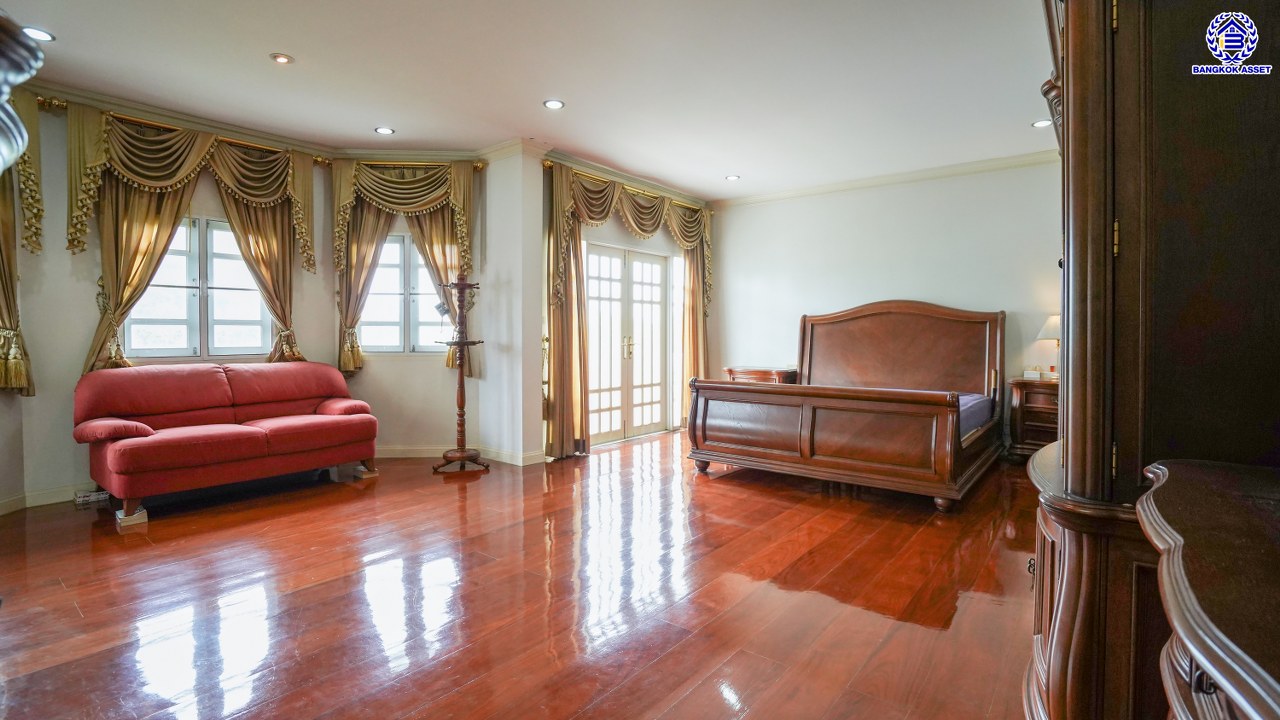 บ้านเดี่ยวมือสองกรุงเทพฯ 3 ชั้น โครงการ กฤษดานคร20 ปิ่นเกล้า หน้าบ้านไม่ชนใครพร้อมวิวเลค บนเนื้อที่ 201 ตร.ว. พื้นที่ใช้สอย 800 ตร.ม. พร้อมฟังก์ชันจัดเต็ม 7 ห้องนอน 8 ห้องน้ำ 1 ห้องแม่บ้าน จอดรถได้ถึง 6 คัน บนทำเลเชื่อมต่อเมืองอย่างรวดเร็ว ใกล้ทางคู่ขนานลอยฟ้าบรมราชชนนี ม.มหิดล เซ็นทรัลปิ่นเกล้า และตลาดสดธนบุรี