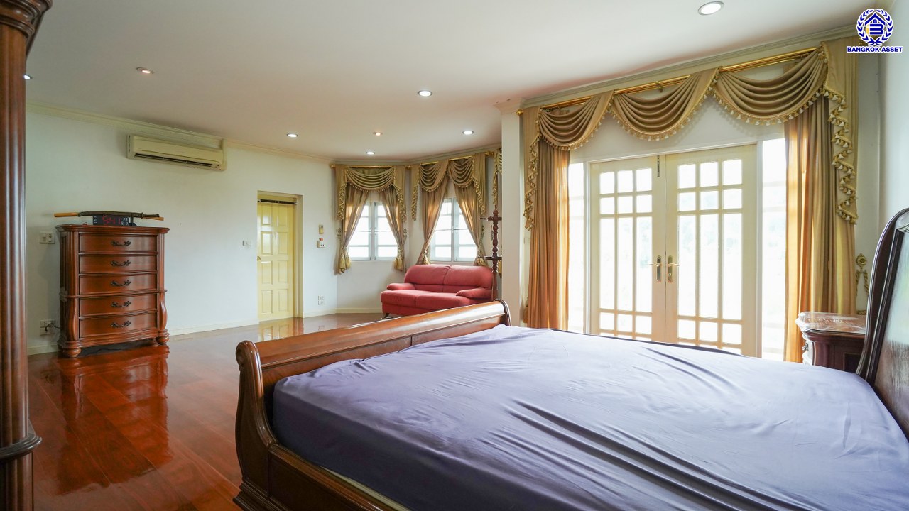 บ้านเดี่ยวมือสองกรุงเทพฯ 3 ชั้น โครงการ กฤษดานคร20 ปิ่นเกล้า หน้าบ้านไม่ชนใครพร้อมวิวเลค บนเนื้อที่ 201 ตร.ว. พื้นที่ใช้สอย 800 ตร.ม. พร้อมฟังก์ชันจัดเต็ม 7 ห้องนอน 8 ห้องน้ำ 1 ห้องแม่บ้าน จอดรถได้ถึง 6 คัน บนทำเลเชื่อมต่อเมืองอย่างรวดเร็ว ใกล้ทางคู่ขนานลอยฟ้าบรมราชชนนี ม.มหิดล เซ็นทรัลปิ่นเกล้า และตลาดสดธนบุรี