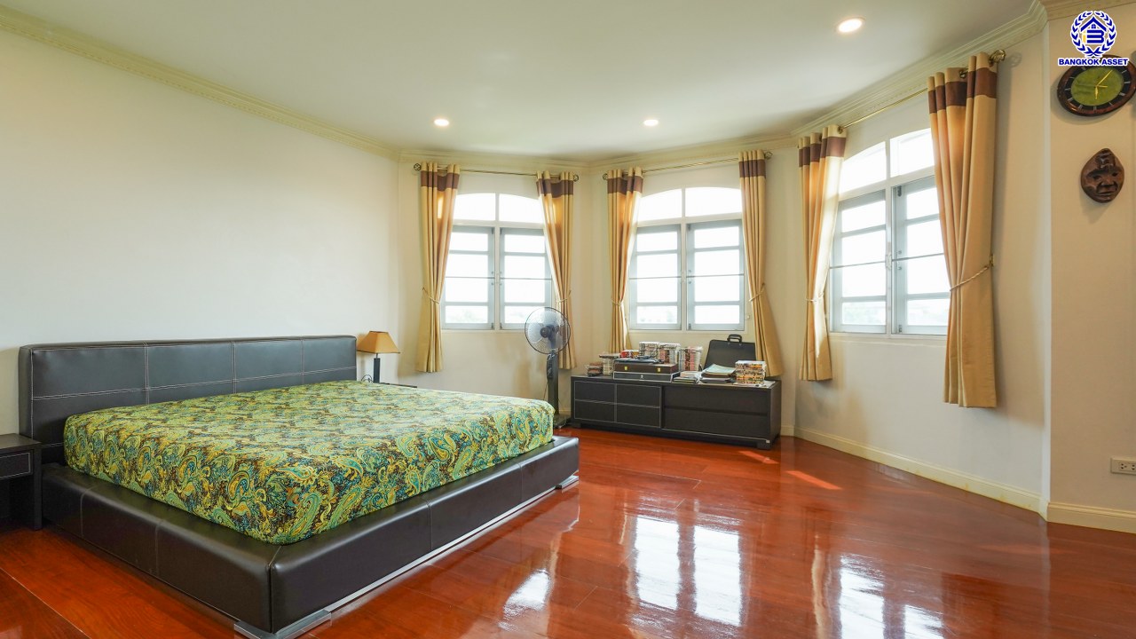 บ้านเดี่ยวมือสองกรุงเทพฯ 3 ชั้น โครงการ กฤษดานคร20 ปิ่นเกล้า หน้าบ้านไม่ชนใครพร้อมวิวเลค บนเนื้อที่ 201 ตร.ว. พื้นที่ใช้สอย 800 ตร.ม. พร้อมฟังก์ชันจัดเต็ม 7 ห้องนอน 8 ห้องน้ำ 1 ห้องแม่บ้าน จอดรถได้ถึง 6 คัน บนทำเลเชื่อมต่อเมืองอย่างรวดเร็ว ใกล้ทางคู่ขนานลอยฟ้าบรมราชชนนี ม.มหิดล เซ็นทรัลปิ่นเกล้า และตลาดสดธนบุรี