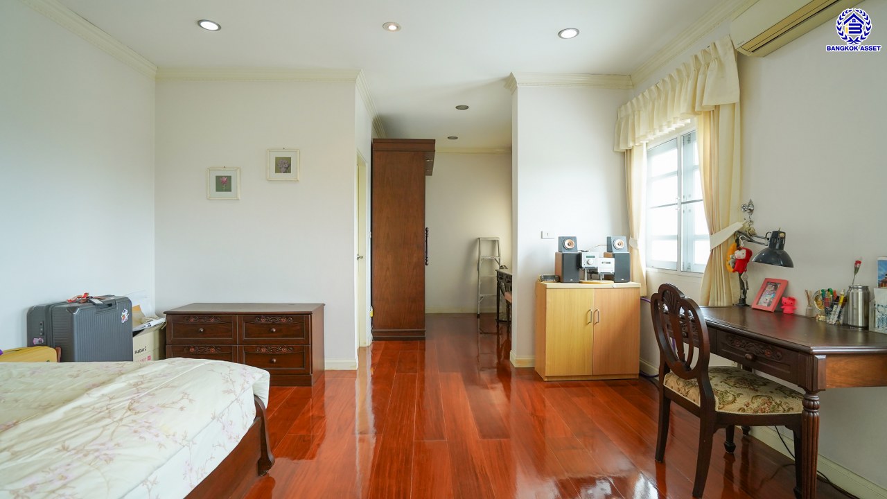 บ้านเดี่ยวมือสองกรุงเทพฯ 3 ชั้น โครงการ กฤษดานคร20 ปิ่นเกล้า หน้าบ้านไม่ชนใครพร้อมวิวเลค บนเนื้อที่ 201 ตร.ว. พื้นที่ใช้สอย 800 ตร.ม. พร้อมฟังก์ชันจัดเต็ม 7 ห้องนอน 8 ห้องน้ำ 1 ห้องแม่บ้าน จอดรถได้ถึง 6 คัน บนทำเลเชื่อมต่อเมืองอย่างรวดเร็ว ใกล้ทางคู่ขนานลอยฟ้าบรมราชชนนี ม.มหิดล เซ็นทรัลปิ่นเกล้า และตลาดสดธนบุรี