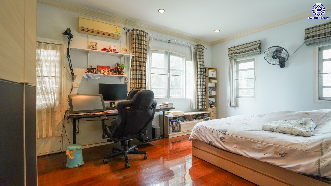 บ้านเดี่ยวมือสองกรุงเทพฯ 3 ชั้น โครงการ กฤษดานคร20 ปิ่นเกล้า หน้าบ้านไม่ชนใครพร้อมวิวเลค บนเนื้อที่ 201 ตร.ว. พื้นที่ใช้สอย 800 ตร.ม. พร้อมฟังก์ชันจัดเต็ม 7 ห้องนอน 8 ห้องน้ำ 1 ห้องแม่บ้าน จอดรถได้ถึง 6 คัน บนทำเลเชื่อมต่อเมืองอย่างรวดเร็ว ใกล้ทางคู่ขนานลอยฟ้าบรมราชชนนี ม.มหิดล เซ็นทรัลปิ่นเกล้า และตลาดสดธนบุรี