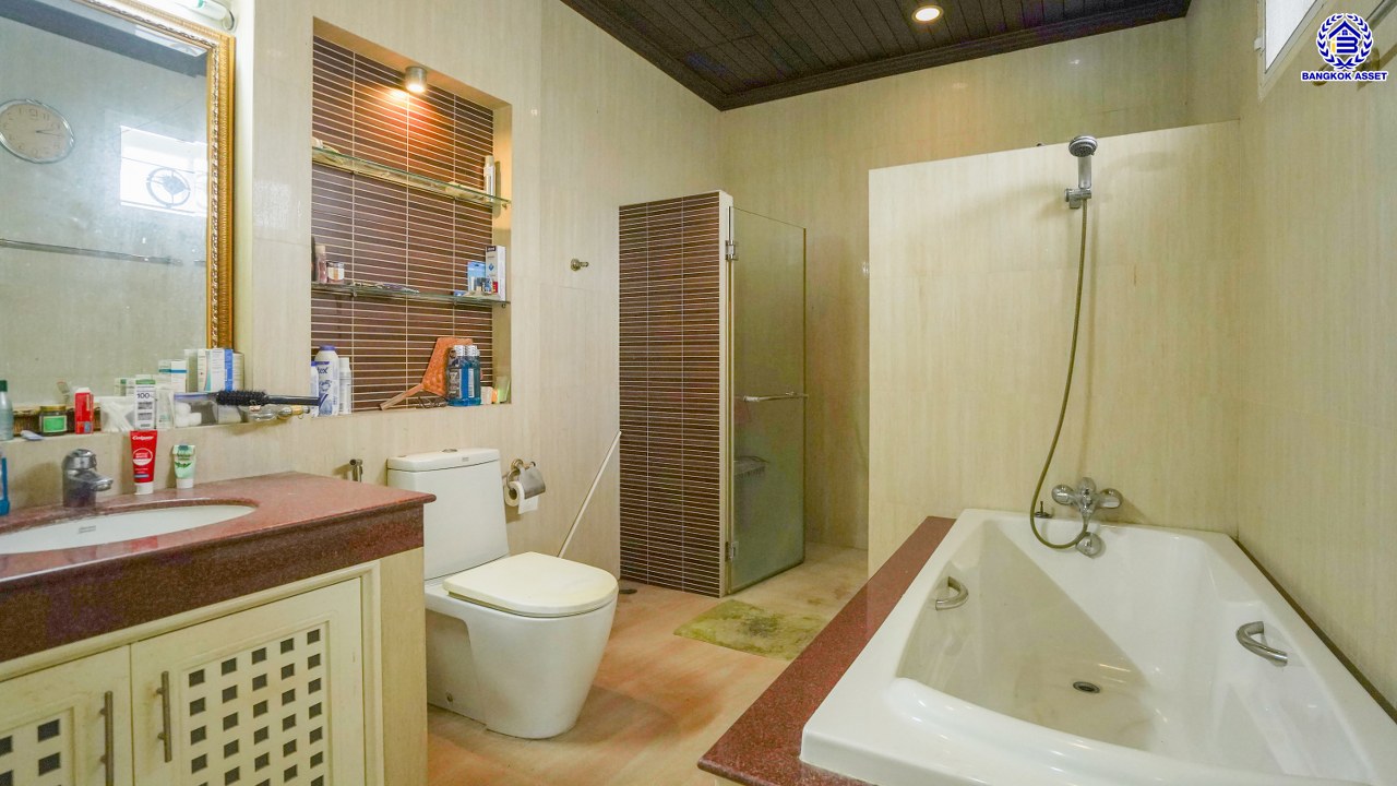 บ้านเดี่ยวมือสองกรุงเทพฯ 3 ชั้น โครงการ กฤษดานคร20 ปิ่นเกล้า หน้าบ้านไม่ชนใครพร้อมวิวเลค บนเนื้อที่ 201 ตร.ว. พื้นที่ใช้สอย 800 ตร.ม. พร้อมฟังก์ชันจัดเต็ม 7 ห้องนอน 8 ห้องน้ำ 1 ห้องแม่บ้าน จอดรถได้ถึง 6 คัน บนทำเลเชื่อมต่อเมืองอย่างรวดเร็ว ใกล้ทางคู่ขนานลอยฟ้าบรมราชชนนี ม.มหิดล เซ็นทรัลปิ่นเกล้า และตลาดสดธนบุรี