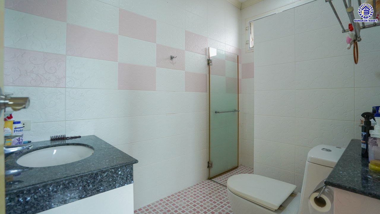 บ้านเดี่ยวมือสองกรุงเทพฯ 3 ชั้น โครงการ กฤษดานคร20 ปิ่นเกล้า หน้าบ้านไม่ชนใครพร้อมวิวเลค บนเนื้อที่ 201 ตร.ว. พื้นที่ใช้สอย 800 ตร.ม. พร้อมฟังก์ชันจัดเต็ม 7 ห้องนอน 8 ห้องน้ำ 1 ห้องแม่บ้าน จอดรถได้ถึง 6 คัน บนทำเลเชื่อมต่อเมืองอย่างรวดเร็ว ใกล้ทางคู่ขนานลอยฟ้าบรมราชชนนี ม.มหิดล เซ็นทรัลปิ่นเกล้า และตลาดสดธนบุรี