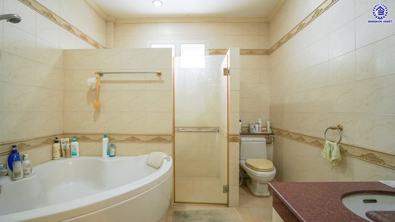 บ้านเดี่ยวมือสองกรุงเทพฯ 3 ชั้น โครงการ กฤษดานคร20 ปิ่นเกล้า หน้าบ้านไม่ชนใครพร้อมวิวเลค บนเนื้อที่ 201 ตร.ว. พื้นที่ใช้สอย 800 ตร.ม. พร้อมฟังก์ชันจัดเต็ม 7 ห้องนอน 8 ห้องน้ำ 1 ห้องแม่บ้าน จอดรถได้ถึง 6 คัน บนทำเลเชื่อมต่อเมืองอย่างรวดเร็ว ใกล้ทางคู่ขนานลอยฟ้าบรมราชชนนี ม.มหิดล เซ็นทรัลปิ่นเกล้า และตลาดสดธนบุรี