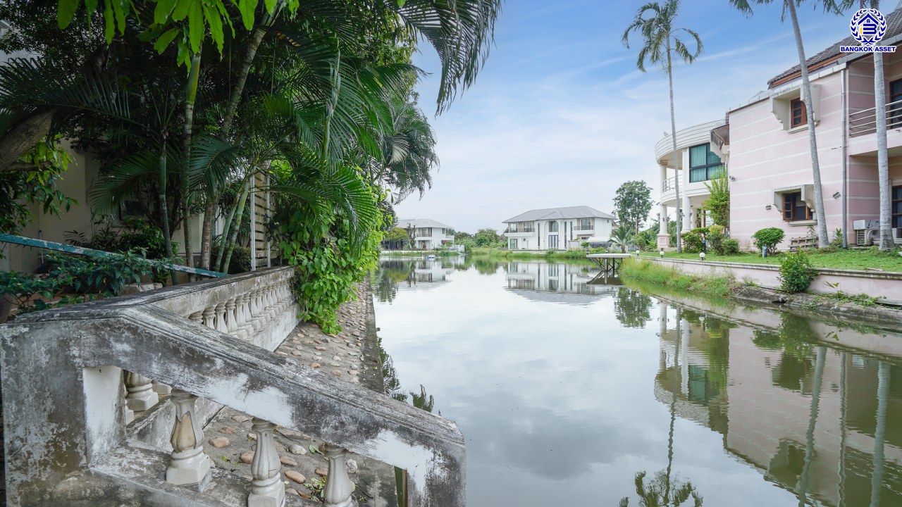 บ้านเดี่ยวมือสองกรุงเทพฯ 3 ชั้น โครงการ กฤษดานคร20 ปิ่นเกล้า หน้าบ้านไม่ชนใครพร้อมวิวเลค บนเนื้อที่ 201 ตร.ว. พื้นที่ใช้สอย 800 ตร.ม. พร้อมฟังก์ชันจัดเต็ม 7 ห้องนอน 8 ห้องน้ำ 1 ห้องแม่บ้าน จอดรถได้ถึง 6 คัน บนทำเลเชื่อมต่อเมืองอย่างรวดเร็ว ใกล้ทางคู่ขนานลอยฟ้าบรมราชชนนี ม.มหิดล เซ็นทรัลปิ่นเกล้า และตลาดสดธนบุรี