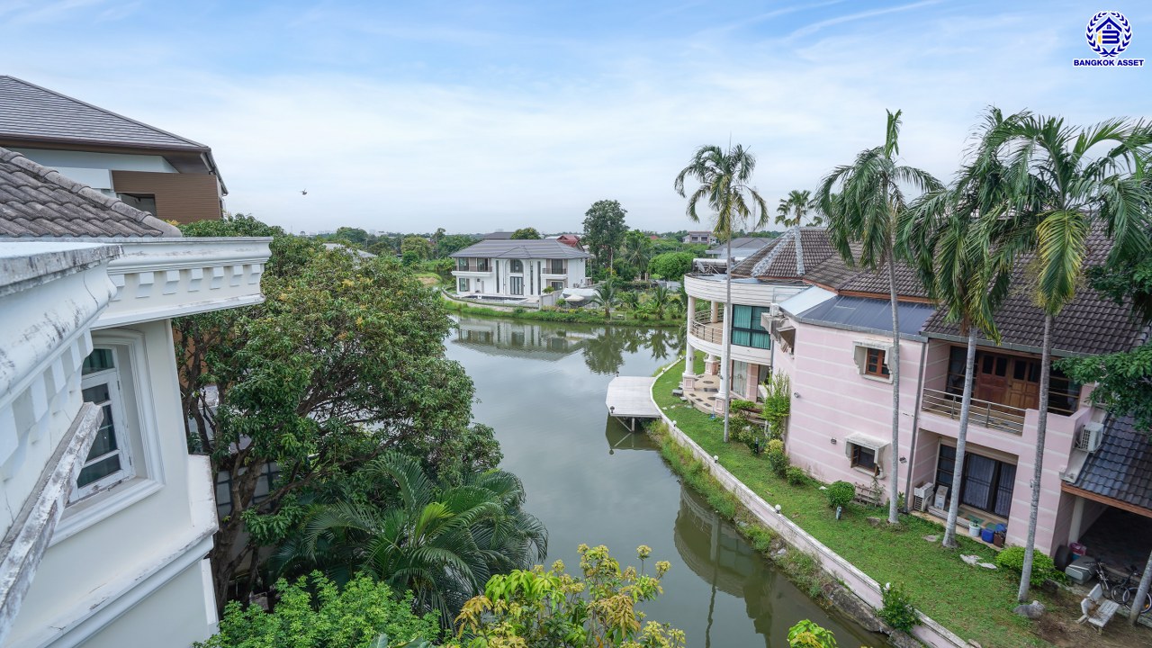 บ้านเดี่ยวมือสองกรุงเทพฯ 3 ชั้น โครงการ กฤษดานคร20 ปิ่นเกล้า หน้าบ้านไม่ชนใครพร้อมวิวเลค บนเนื้อที่ 201 ตร.ว. พื้นที่ใช้สอย 800 ตร.ม. พร้อมฟังก์ชันจัดเต็ม 7 ห้องนอน 8 ห้องน้ำ 1 ห้องแม่บ้าน จอดรถได้ถึง 6 คัน บนทำเลเชื่อมต่อเมืองอย่างรวดเร็ว ใกล้ทางคู่ขนานลอยฟ้าบรมราชชนนี ม.มหิดล เซ็นทรัลปิ่นเกล้า และตลาดสดธนบุรี