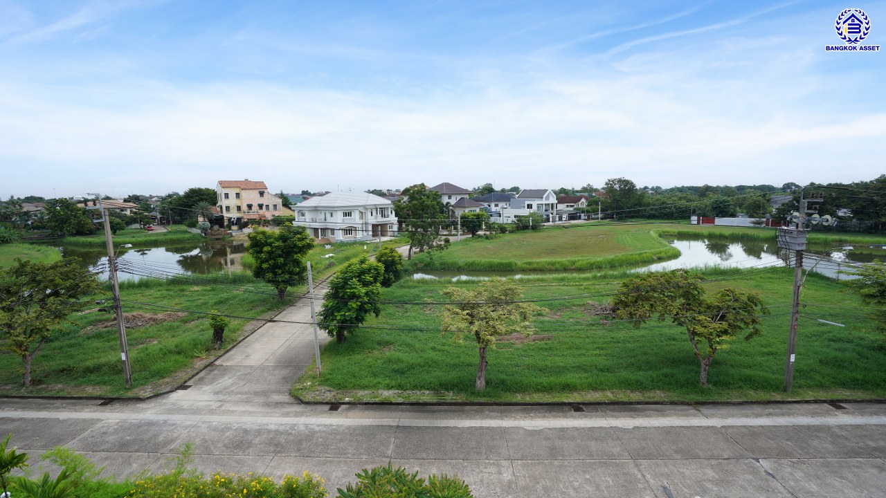 บ้านเดี่ยวมือสองกรุงเทพฯ 3 ชั้น โครงการ กฤษดานคร20 ปิ่นเกล้า หน้าบ้านไม่ชนใครพร้อมวิวเลค บนเนื้อที่ 201 ตร.ว. พื้นที่ใช้สอย 800 ตร.ม. พร้อมฟังก์ชันจัดเต็ม 7 ห้องนอน 8 ห้องน้ำ 1 ห้องแม่บ้าน จอดรถได้ถึง 6 คัน บนทำเลเชื่อมต่อเมืองอย่างรวดเร็ว ใกล้ทางคู่ขนานลอยฟ้าบรมราชชนนี ม.มหิดล เซ็นทรัลปิ่นเกล้า และตลาดสดธนบุรี