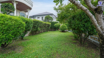 บ้านเดี่ยวมือสองกรุงเทพฯ 3 ชั้น โครงการ กฤษดานคร20 ปิ่นเกล้า หน้าบ้านไม่ชนใครพร้อมวิวเลค บนเนื้อที่ 201 ตร.ว. พื้นที่ใช้สอย 800 ตร.ม. พร้อมฟังก์ชันจัดเต็ม 7 ห้องนอน 8 ห้องน้ำ 1 ห้องแม่บ้าน จอดรถได้ถึง 6 คัน บนทำเลเชื่อมต่อเมืองอย่างรวดเร็ว ใกล้ทางคู่ขนานลอยฟ้าบรมราชชนนี ม.มหิดล เซ็นทรัลปิ่นเกล้า และตลาดสดธนบุรี