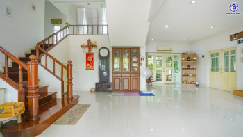 บ้านเดี่ยวมือสองกรุงเทพฯ 3 ชั้น โครงการ กฤษดานคร20 ปิ่นเกล้า หน้าบ้านไม่ชนใครพร้อมวิวเลค บนเนื้อที่ 201 ตร.ว. พื้นที่ใช้สอย 800 ตร.ม. พร้อมฟังก์ชันจัดเต็ม 7 ห้องนอน 8 ห้องน้ำ 1 ห้องแม่บ้าน จอดรถได้ถึง 6 คัน บนทำเลเชื่อมต่อเมืองอย่างรวดเร็ว ใกล้ทางคู่ขนานลอยฟ้าบรมราชชนนี ม.มหิดล เซ็นทรัลปิ่นเกล้า และตลาดสดธนบุรี